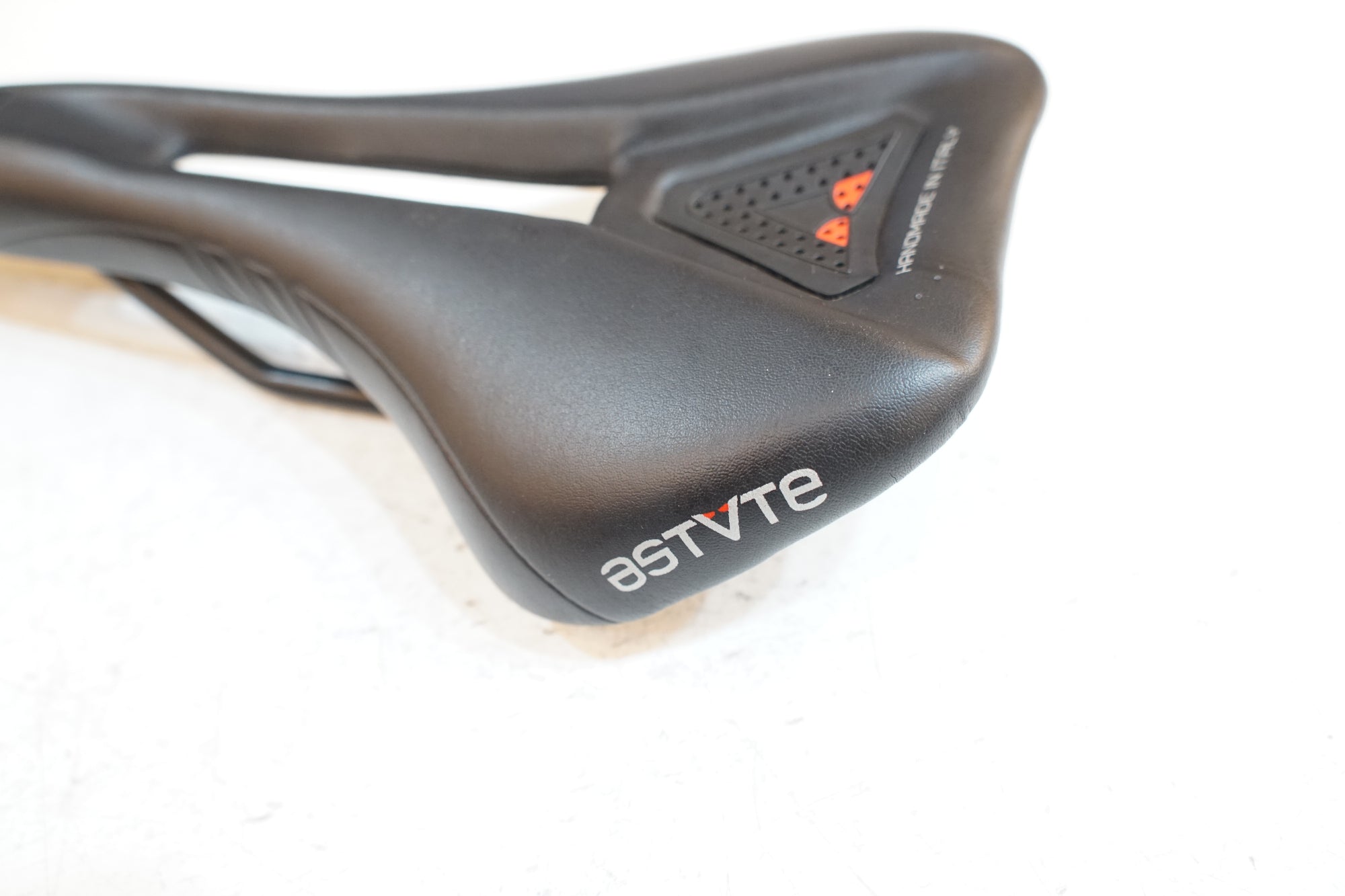 ASTUTE 「アスチュート」 SUN VT サドル / バイチャリ浦和ベース