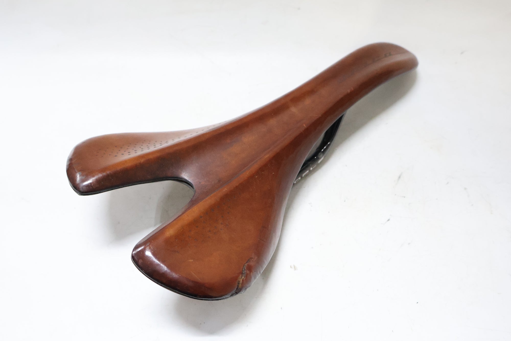 B-PEOPLE 「ビーピーポー」 UNICA カーボンサドル / 高知店