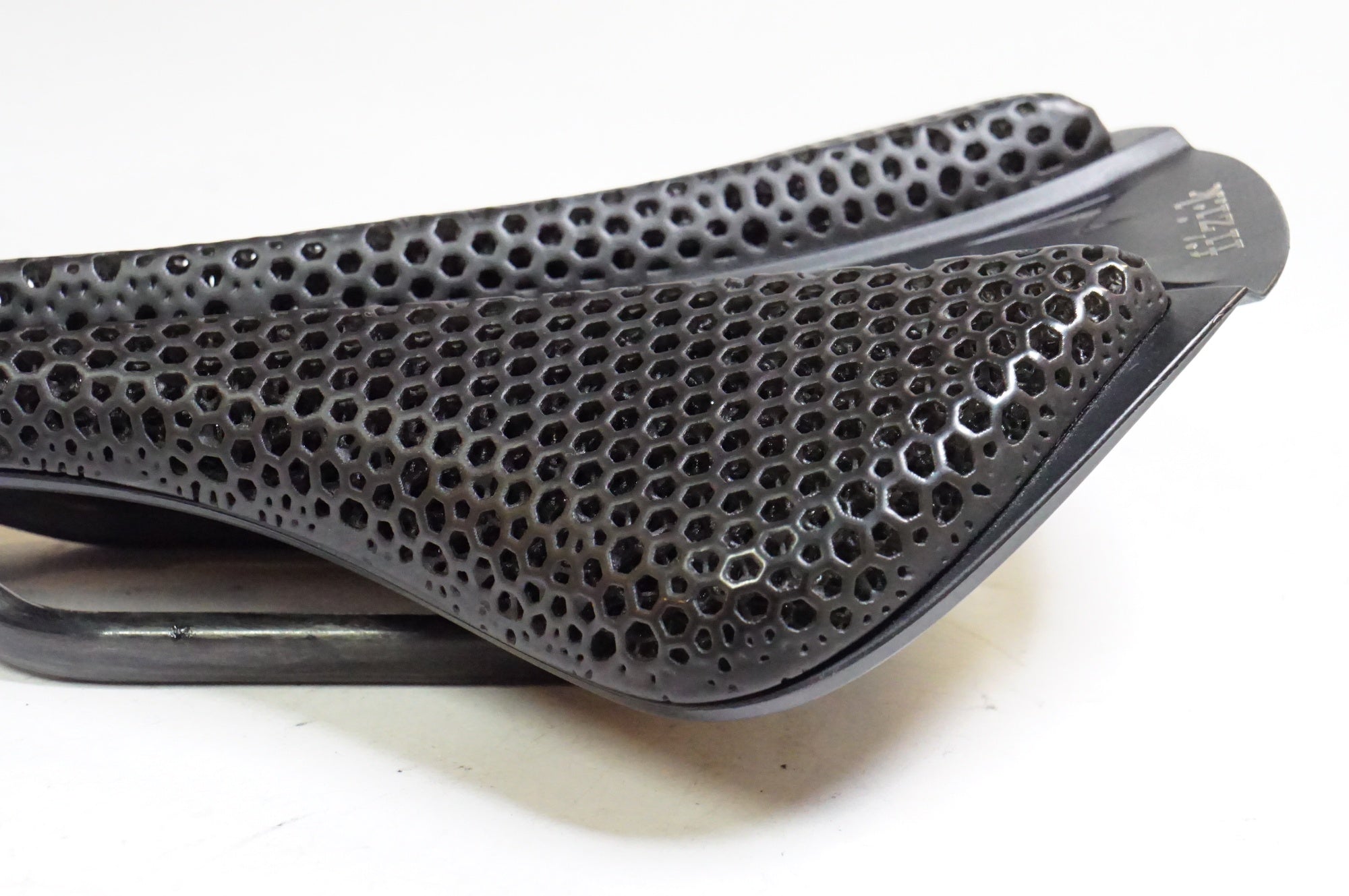 FIZIK 「フィジーク」 ANTARES VERSUS EVO R1 ADAPTIVE サドル