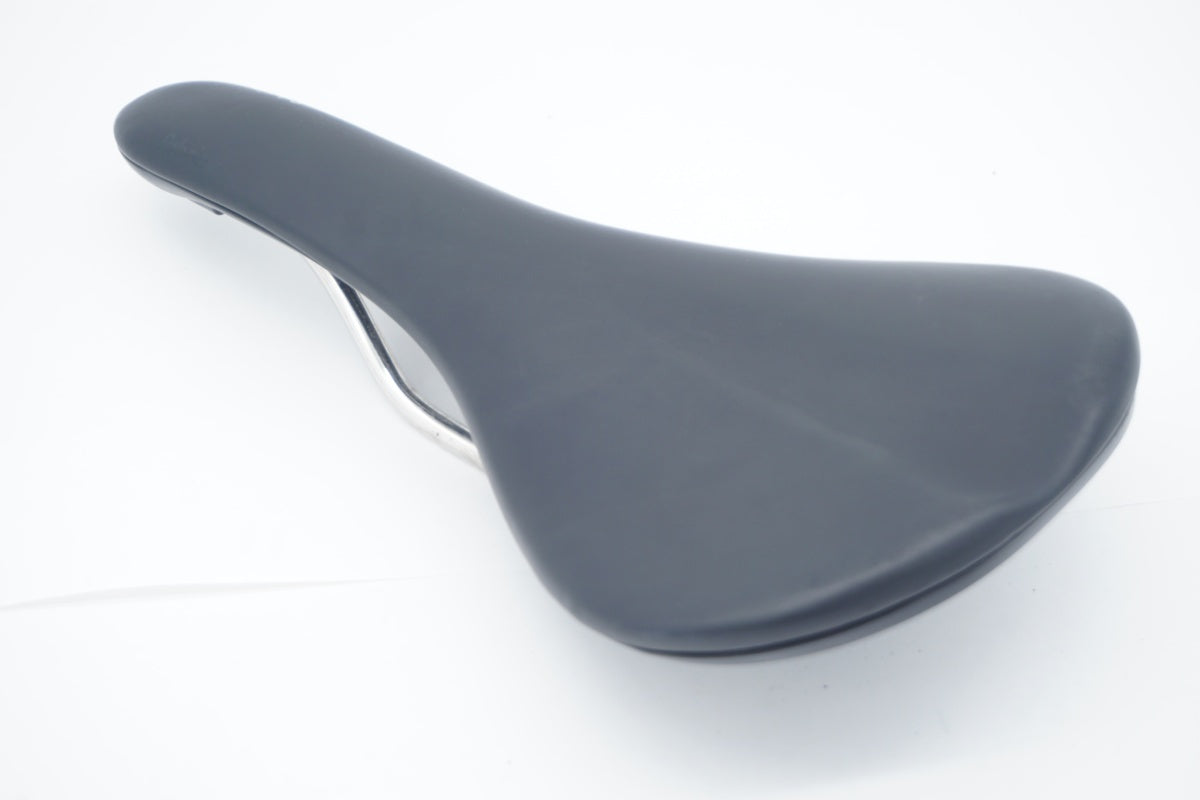 FABRIC 「ファブリック」 SCOOP SHALLOW FLAT サドル / 滋賀大津店