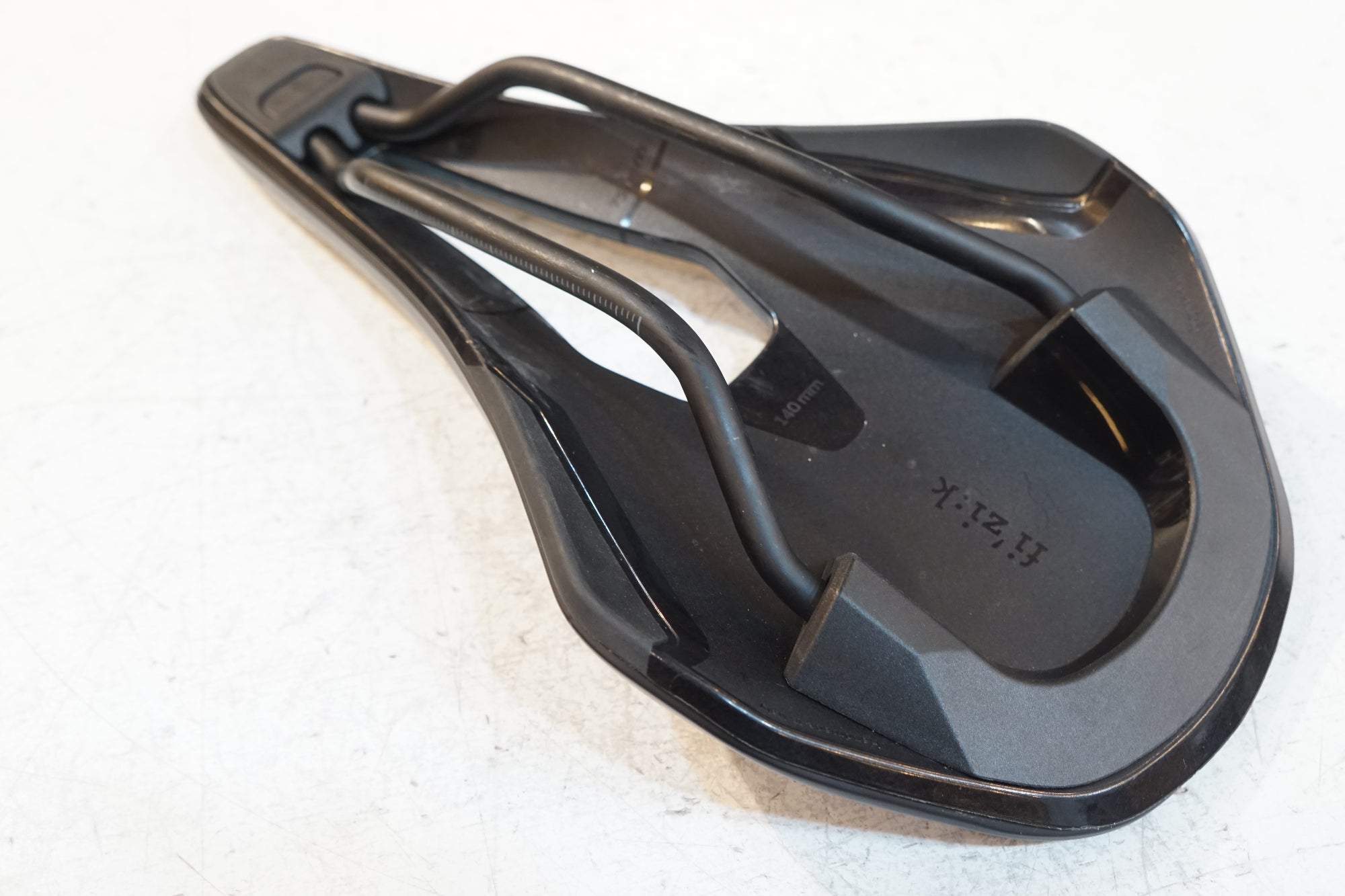 FIZIK 「フィジーク」 VENTO ARGO R5 サドル / バイチャリ浦和ベース