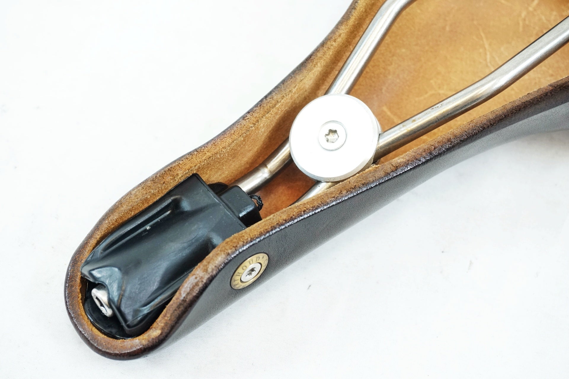 BERTHOUD 「ベルソー」 ARAVIS LEATHER サドル / 有明ガーデン店
