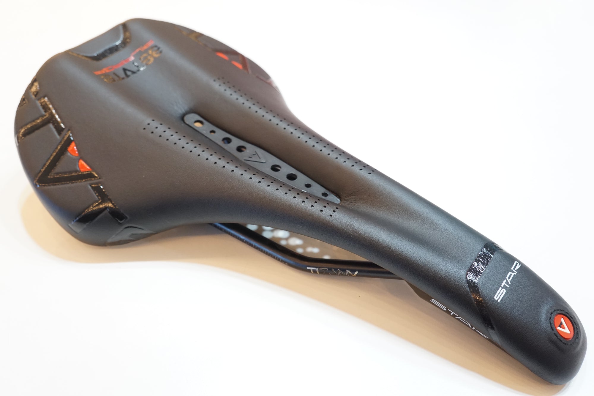 ASTVTE 「アスチュート」 STAR LINE VT サドル / バイチャリ浦和ベース