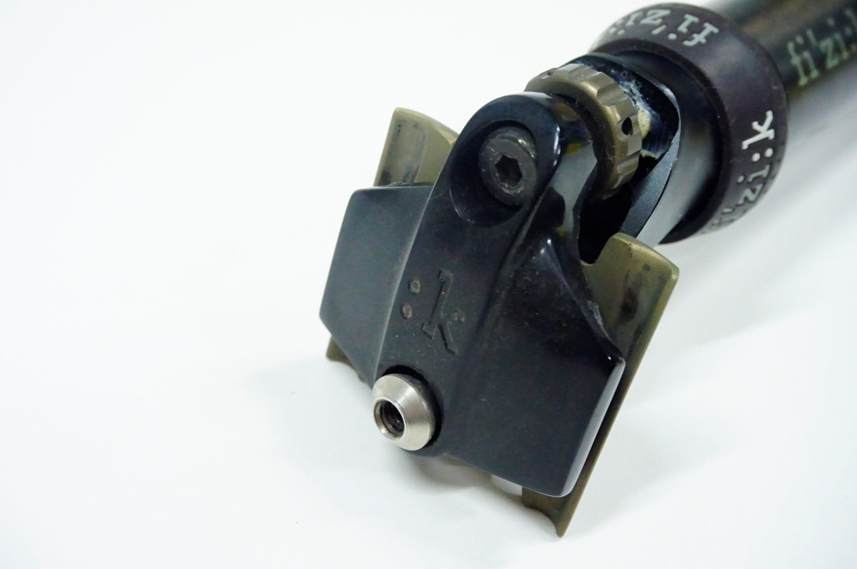 FIZIK 「フィジーク」 CYRANO CARBON Φ31.6 330mm シートポスト / 名古屋大須店