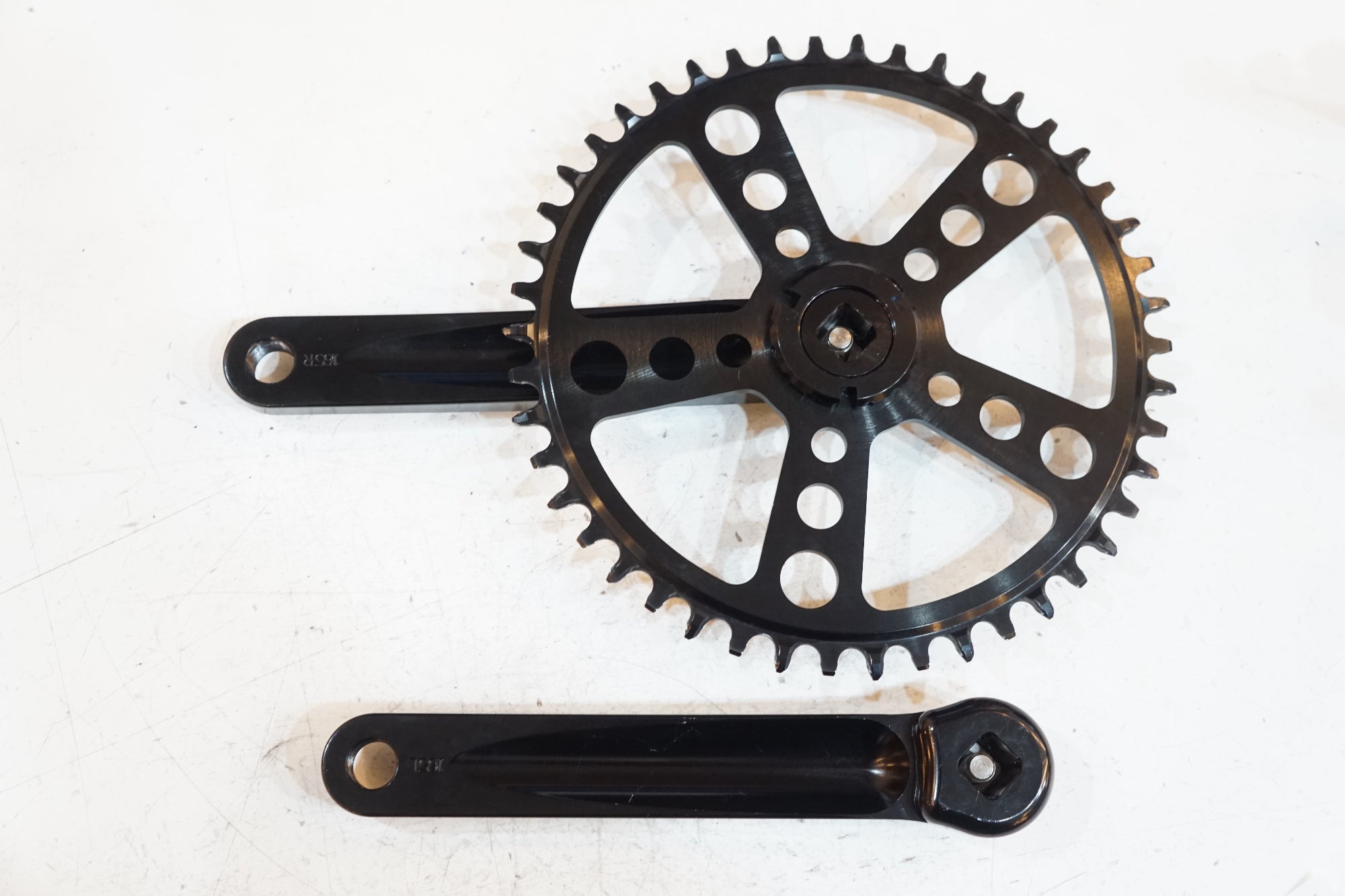 WHITE INDUSTRIES 「ホワイト インダストリーズ」 46T 165mm クランク / バイチャリ浦和ベース