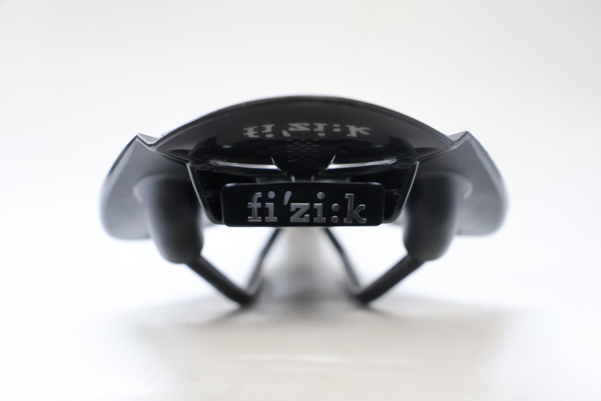 FIZIK 「フィジーク」 ARIONE R3 VERSUS EVO KIUMレール サドル / 高知店