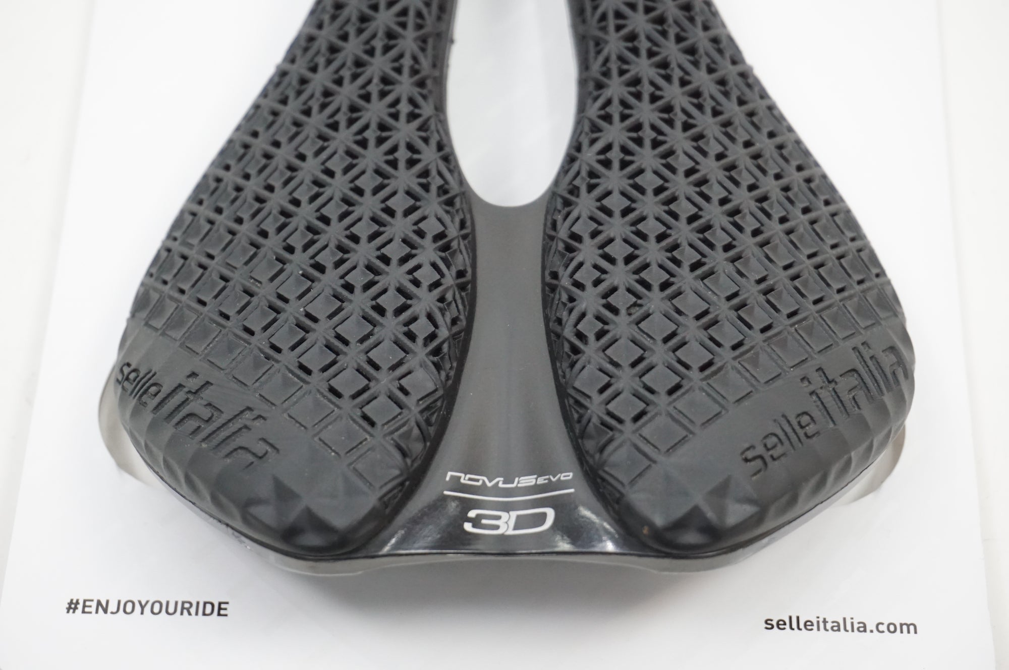 SELLE ITALIA 「セライタリア」 NOVUS BOOST EVO 3D KIT CARBONIO サドル / 川越店