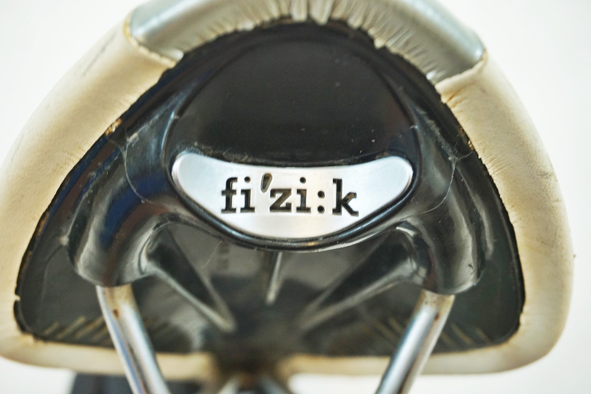 FIZIK 「フィジーク」 ARIONE WING FLEX MANGANESEレール サドル / 有明ガーデン店