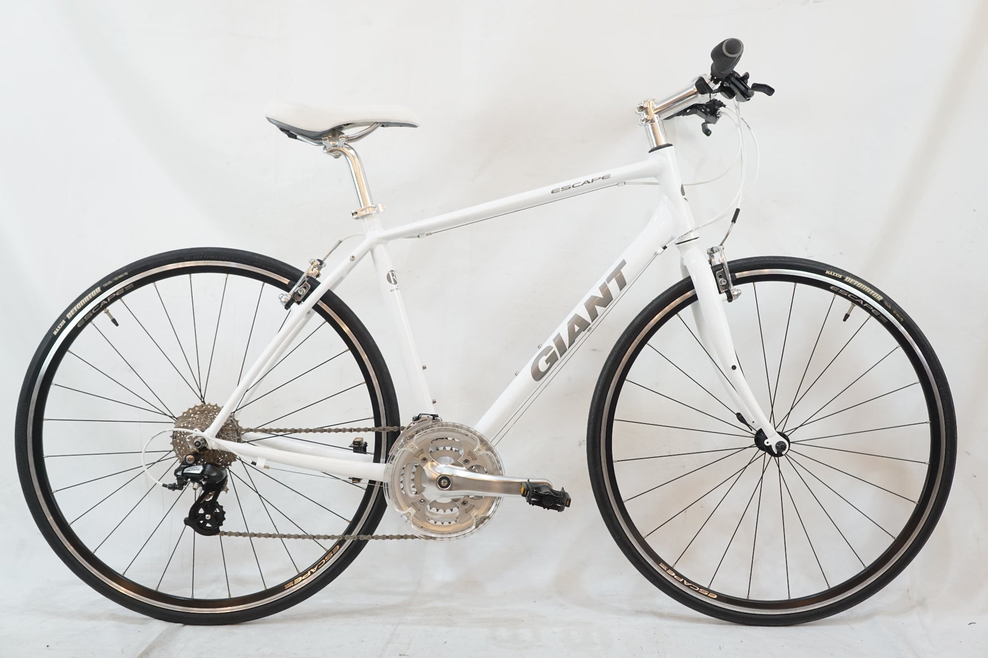 GIANT 「ジャイアント」 ESCAPE R3 2015年モデル クロスバイク / バイチャリ浦和ベース