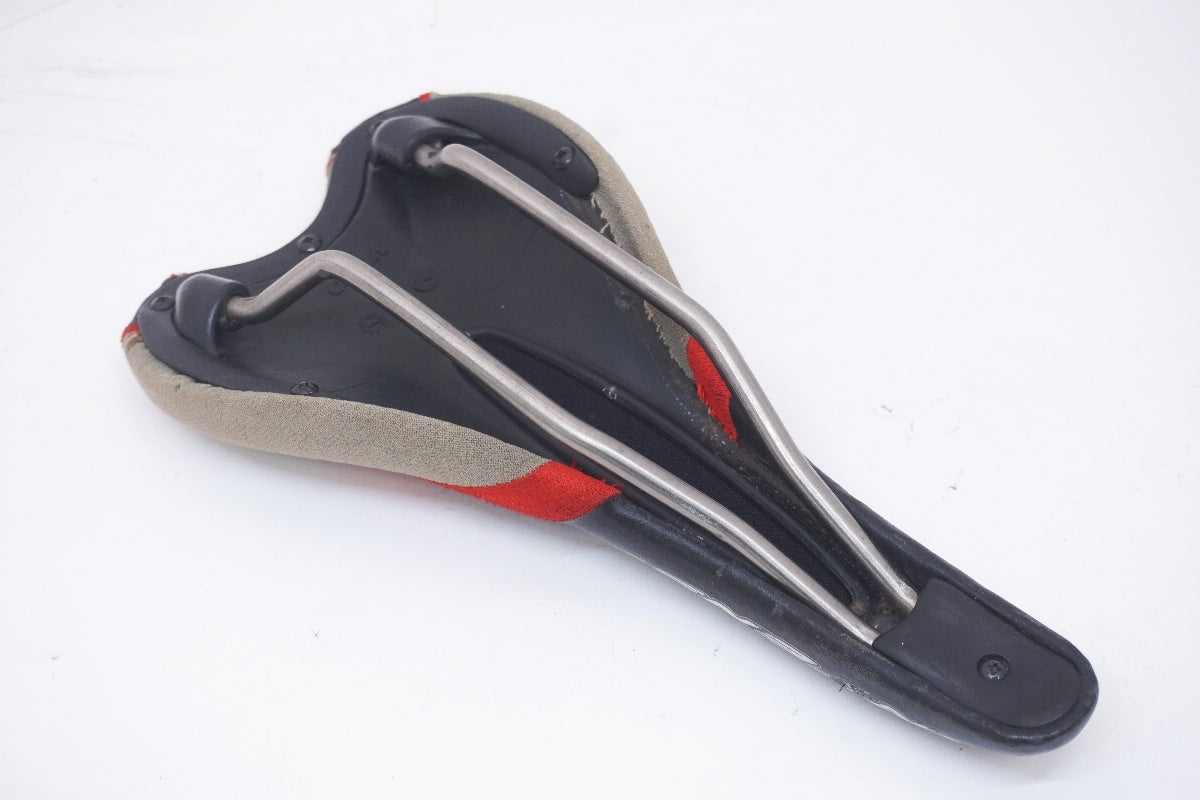 VELO 「ベロ」 INTENSE サドル / 大阪美原北インター店