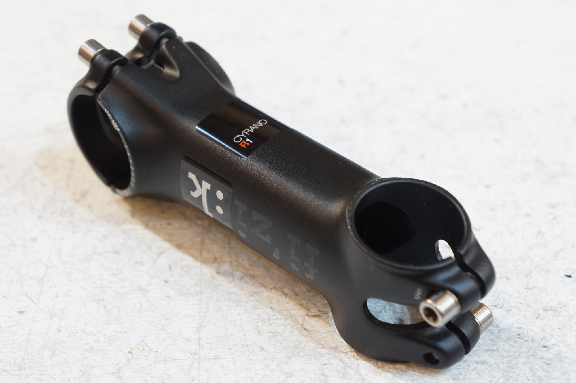 FIZIK 「フィジーク」 CYRANO STEM R1 φ31.8 100mm 7° ステム