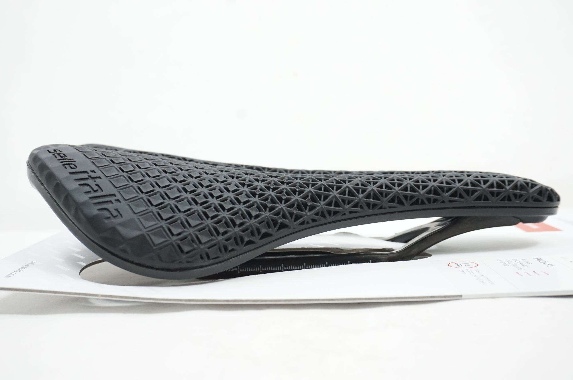 SELLE ITALIA 「セライタリア」 NOVUS BOOST EVO 3D KIT CARBONIO サドル / 川越店