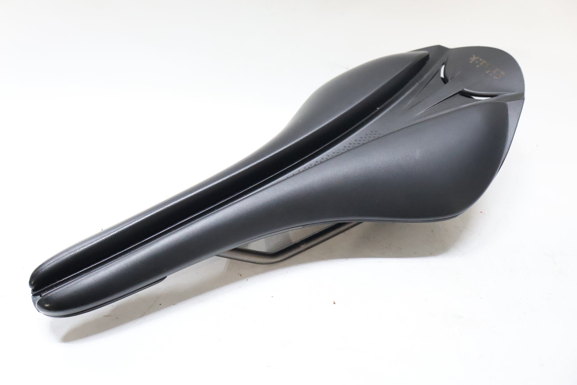 FIZIK 「フィジーク」 ARIONE R3 VERSUS EVO KIUMレール サドル / 高知店