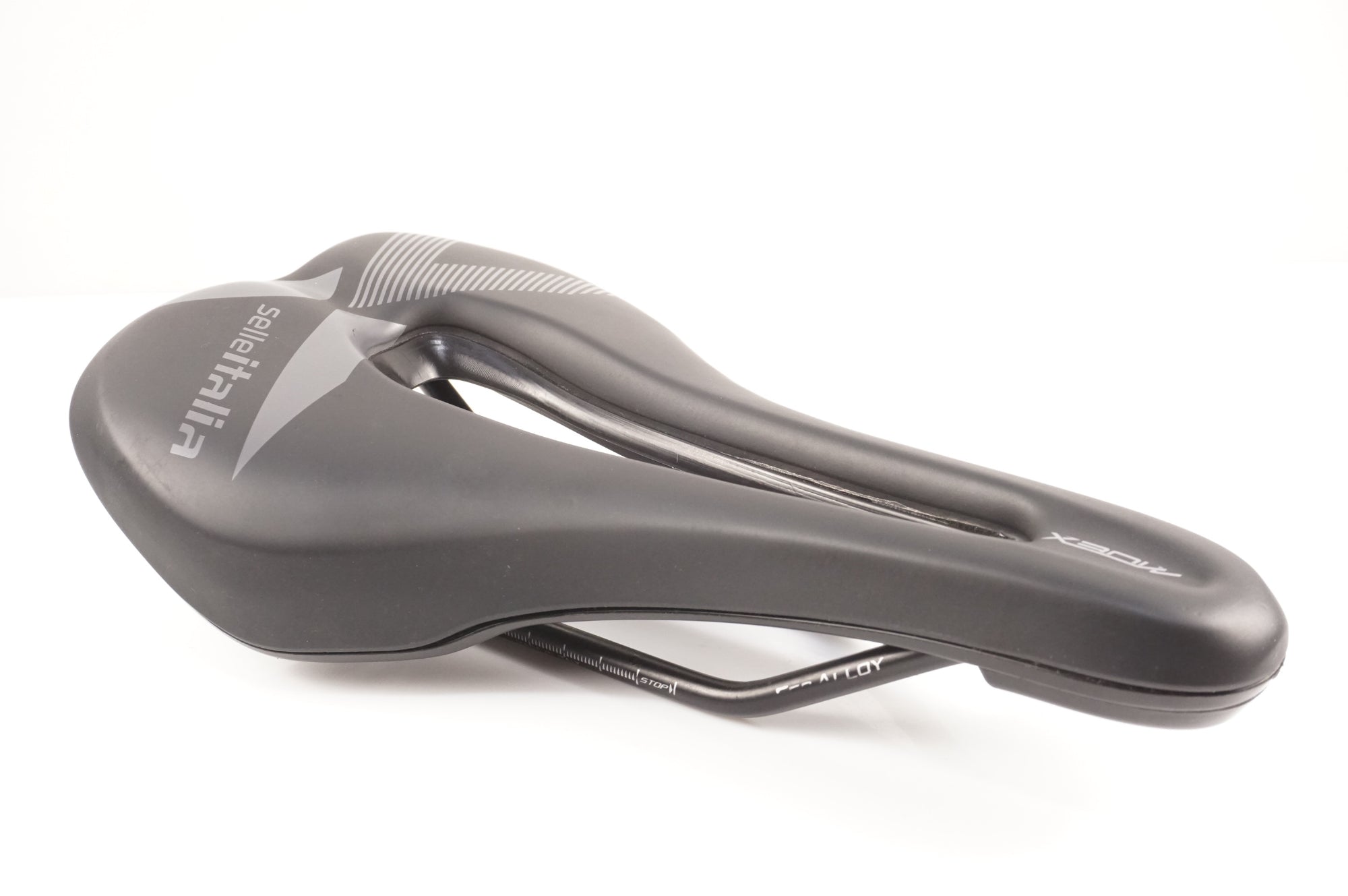 SELLE ITALIA 「セライタリア」 X-BOW サドル / 中目黒店