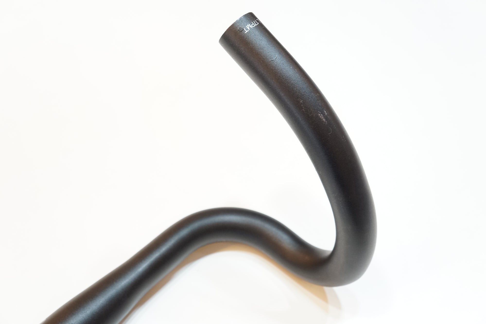 FIZIK 「フィジーク」 CYRANO R3 φ31.8 390mm ハンドル / バイチャリ浦和ベース
