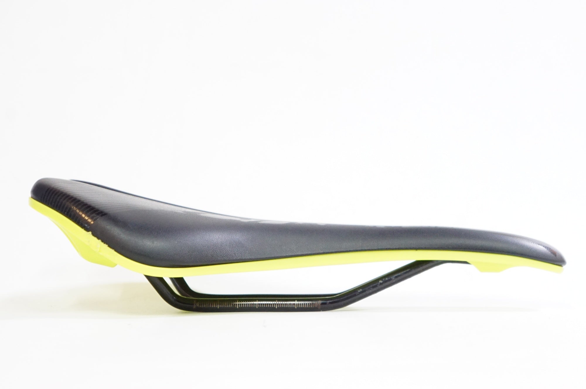 GIANT 「ジャイアント」 CONTACT FORWARD サドル / 熊谷本店