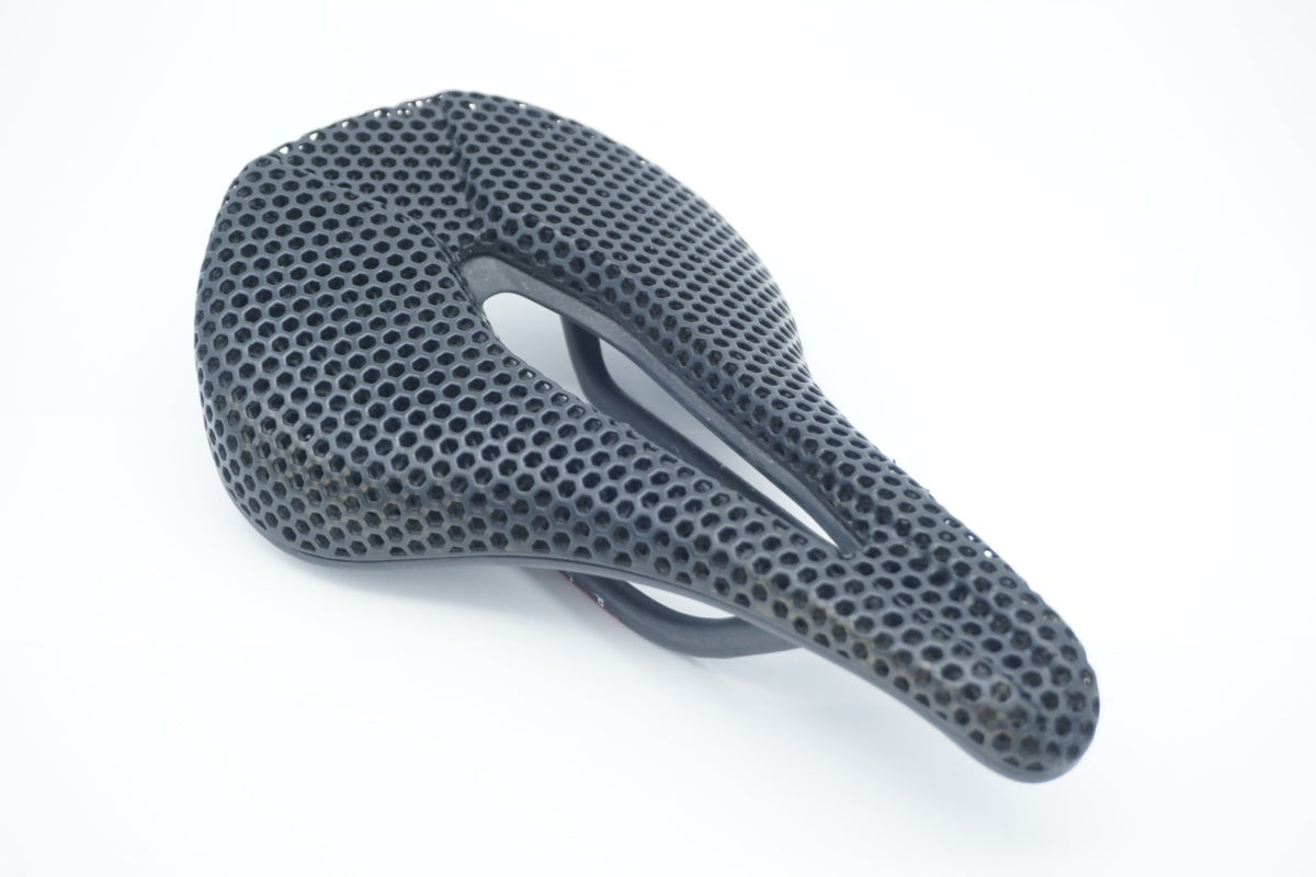 TNI 「ティーエヌアイ」 LITE FLY 3D サドル / 滋賀大津店