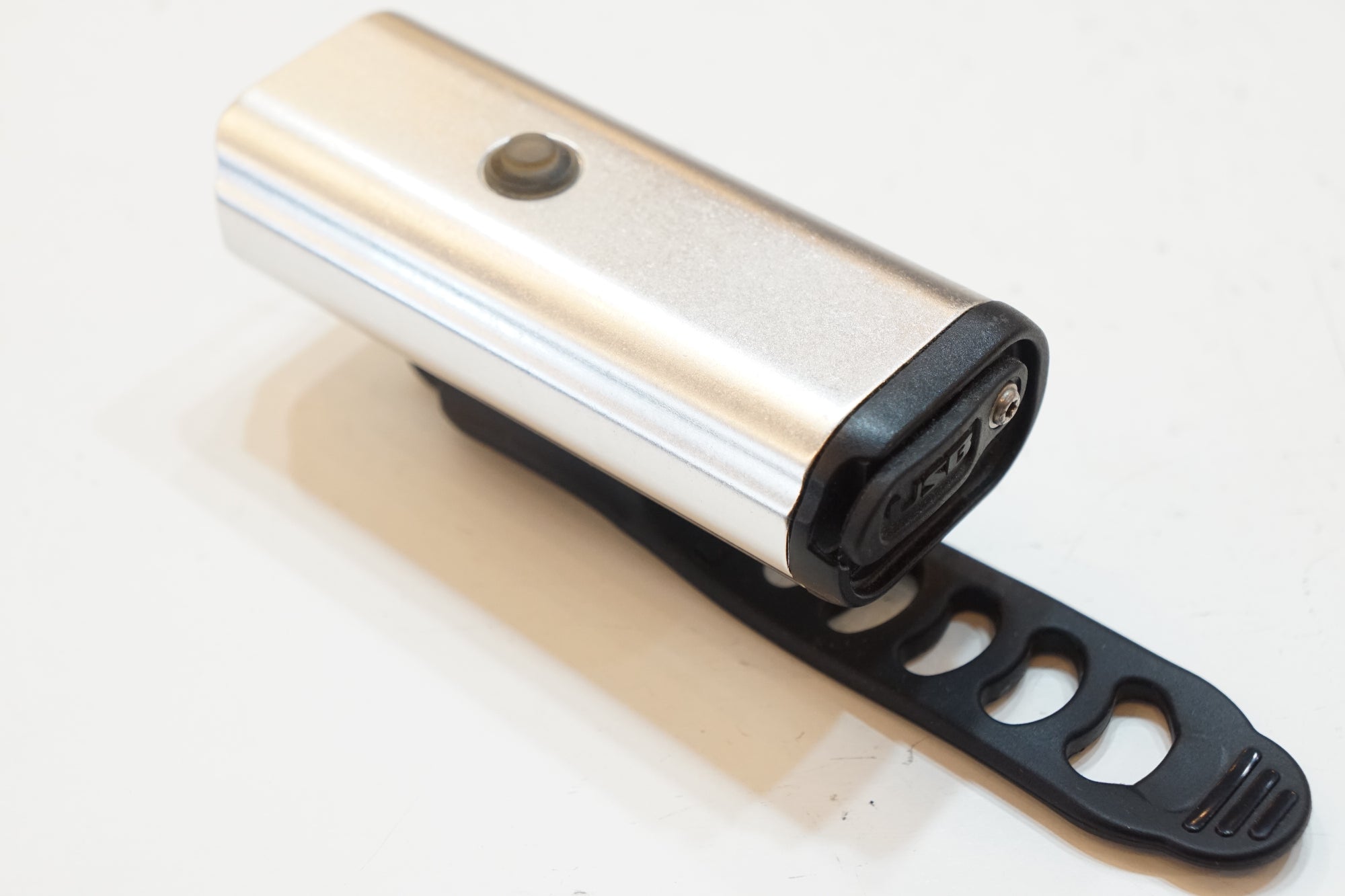 LEZYNE 「レザイン」 1100XL フロントライト / バイチャリ浦和ベース