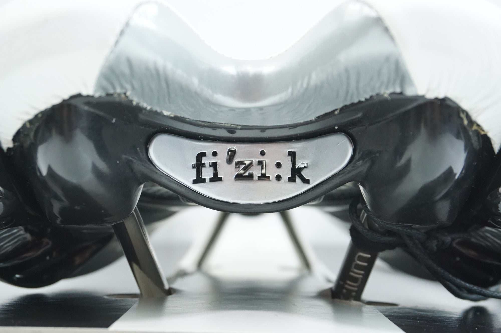 FIZIK 「フィジーク」 ALIANTE VERSUS K:IUM 259g サドル / 中目黒店