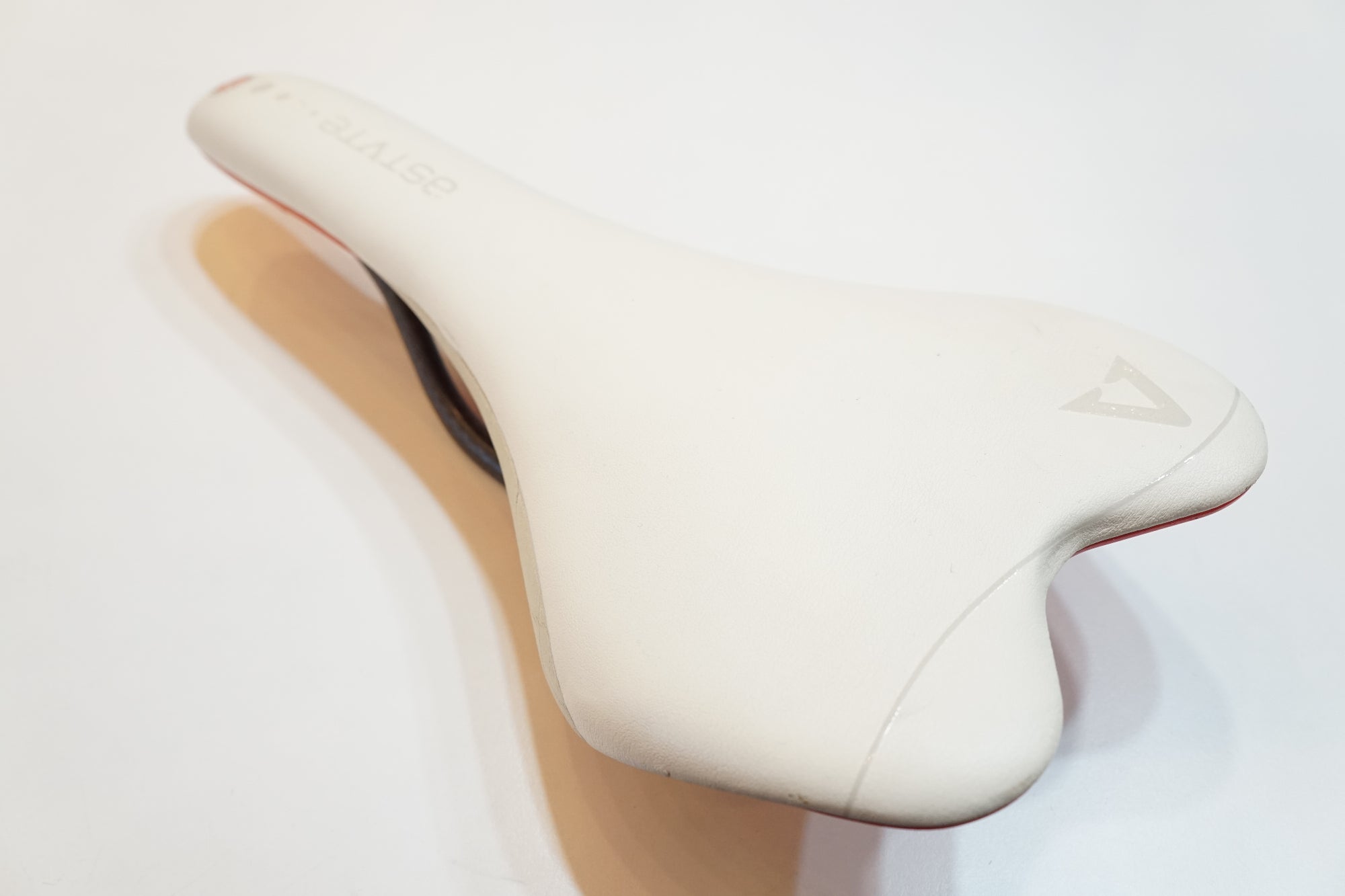 ASTVTE 「アスチュート」 SKYLITE SR サドル / バイチャリ浦和ベース