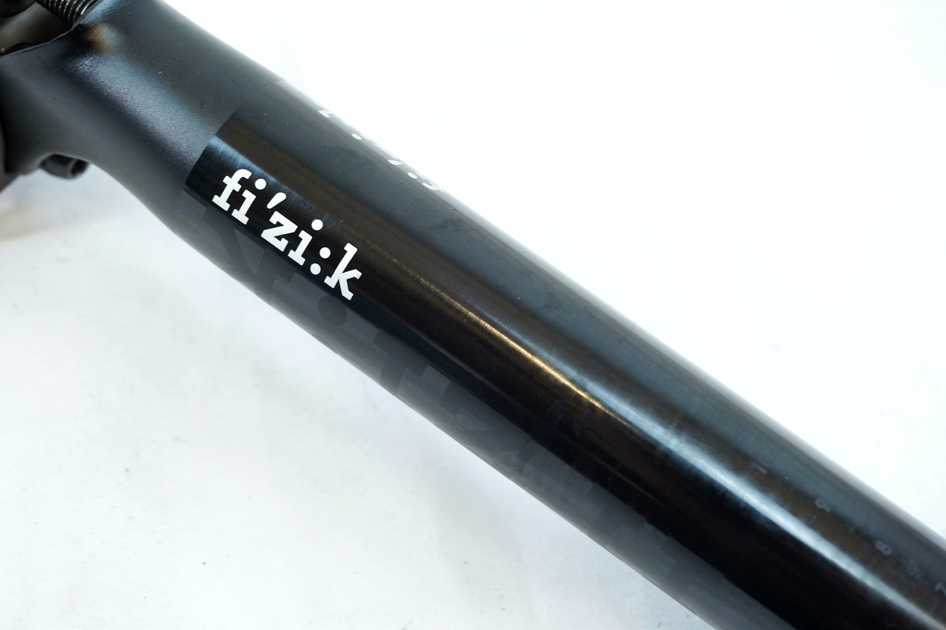 FIZIK 「フィジーク」 CYRANO R3 Φ31.6 330mm シートポスト / 有明