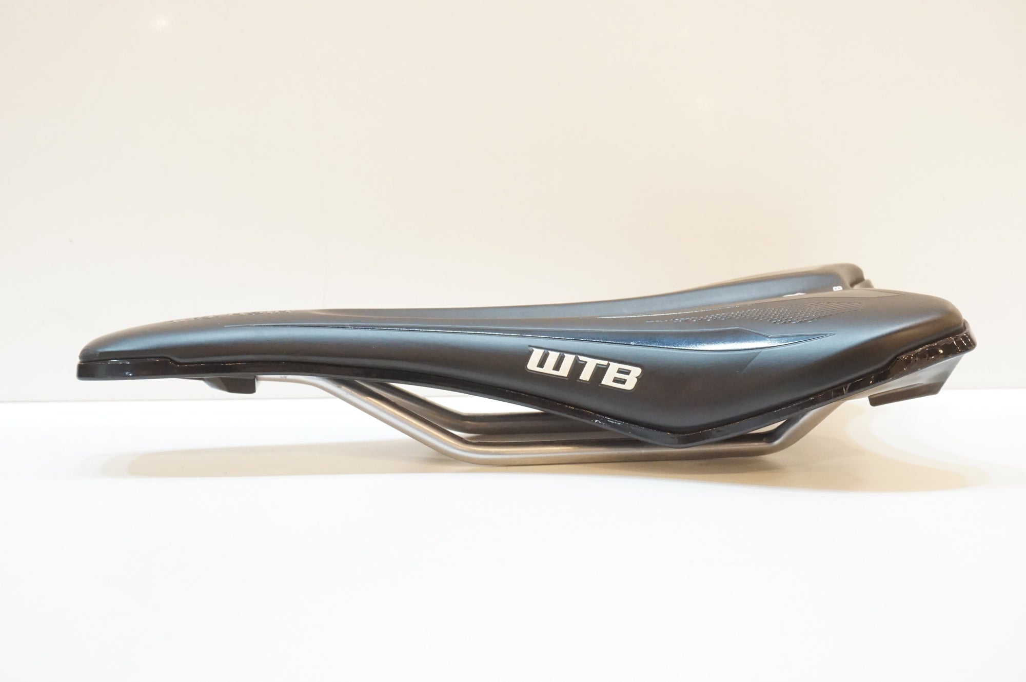 WTB 「ダブリューティービー」 HIGH TAIL PRO Sサイズ サドル / 浦和ベース