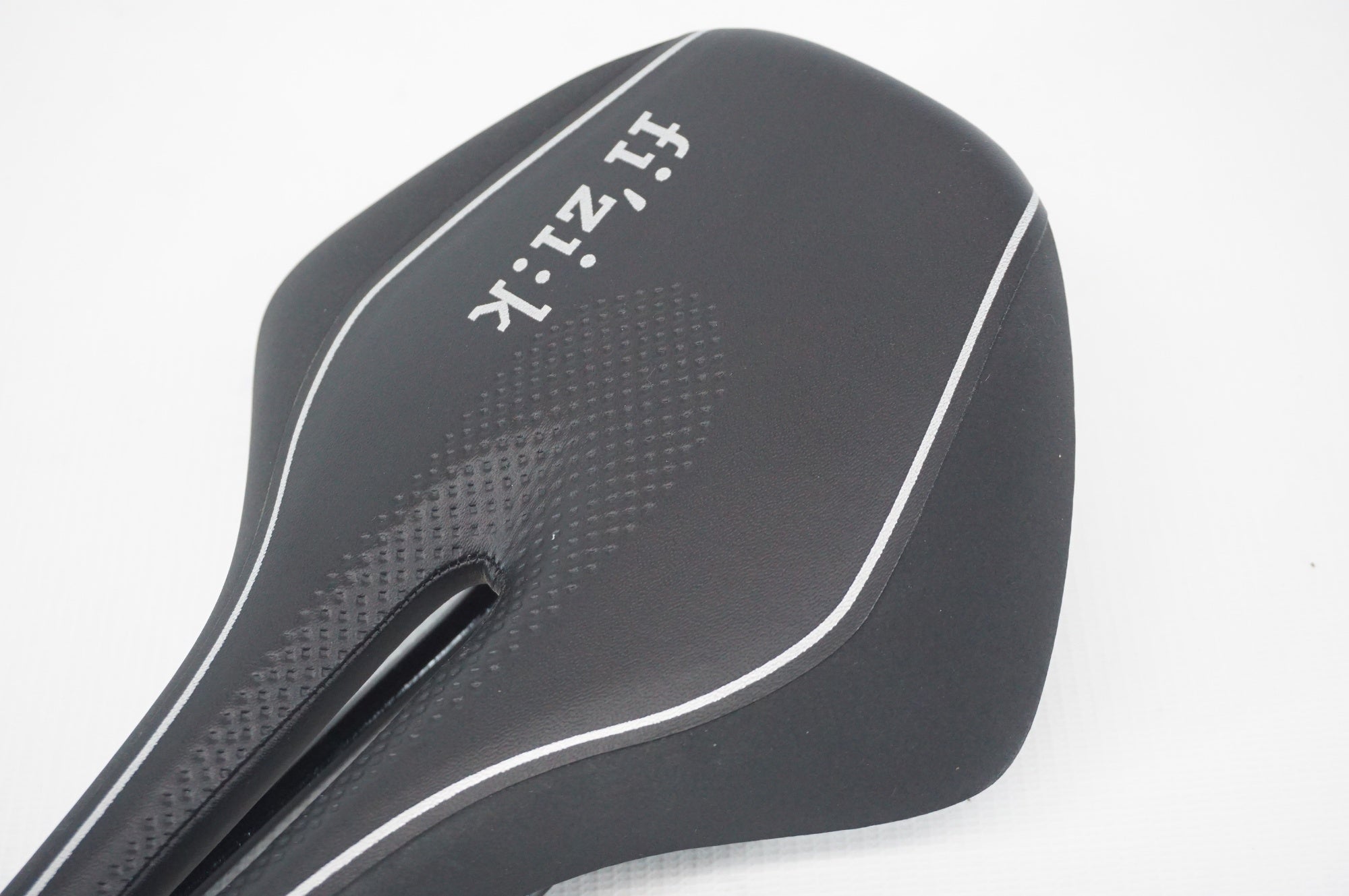 FIZIK 「フィジーク」 LUCE alloyレール サドル / 阪急塚口店