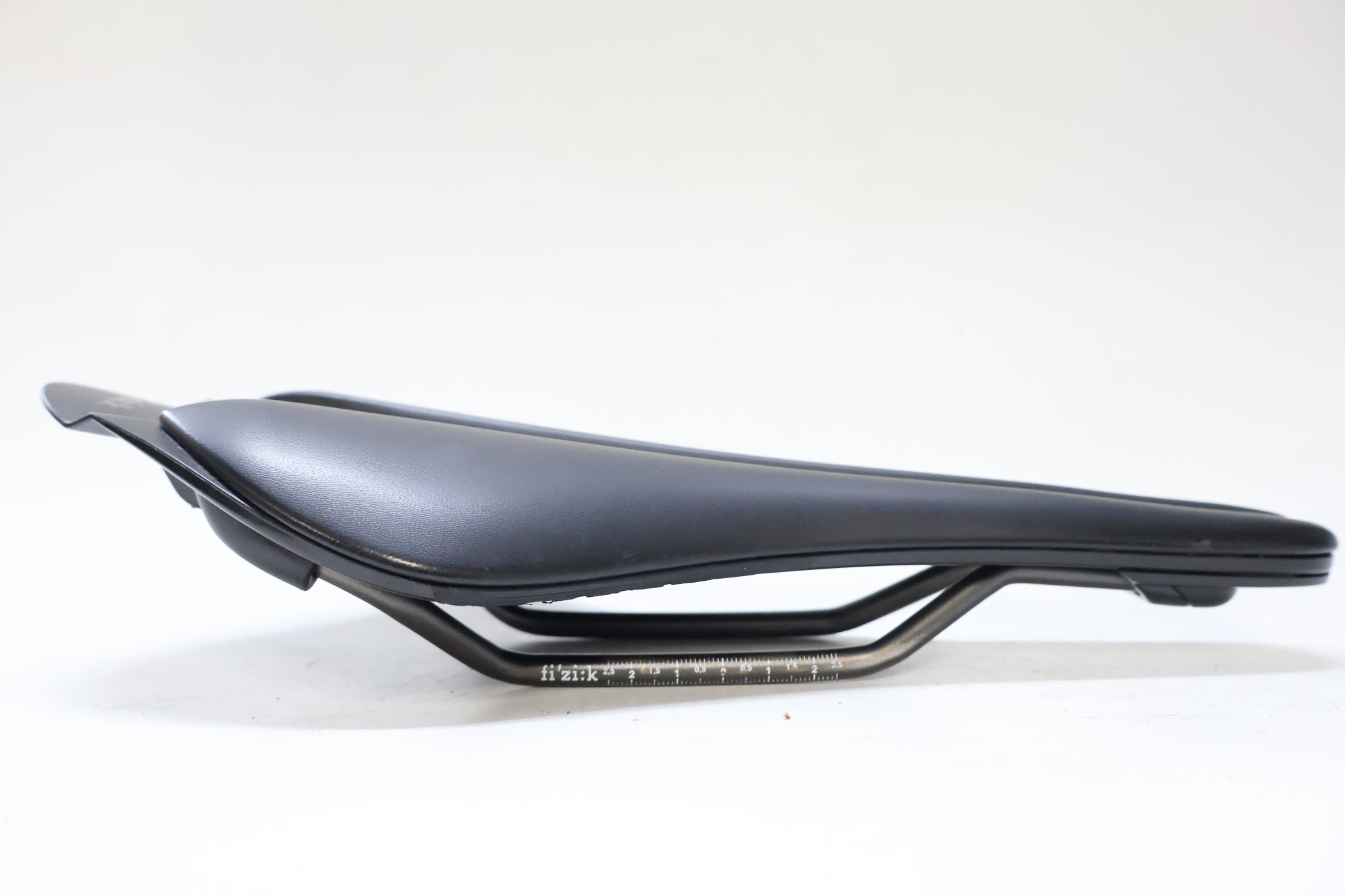 FIZIK 「フィジーク」 ARIONE R3 VERSUS EVO KIUMレール サドル / 高知店