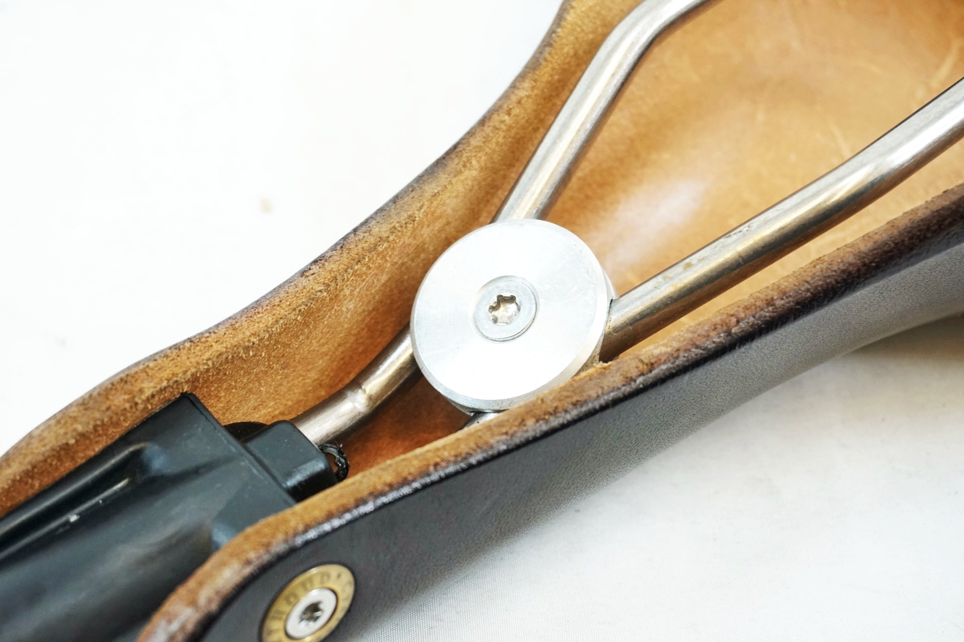 BERTHOUD 「ベルソー」 ARAVIS LEATHER サドル / 有明ガーデン店
