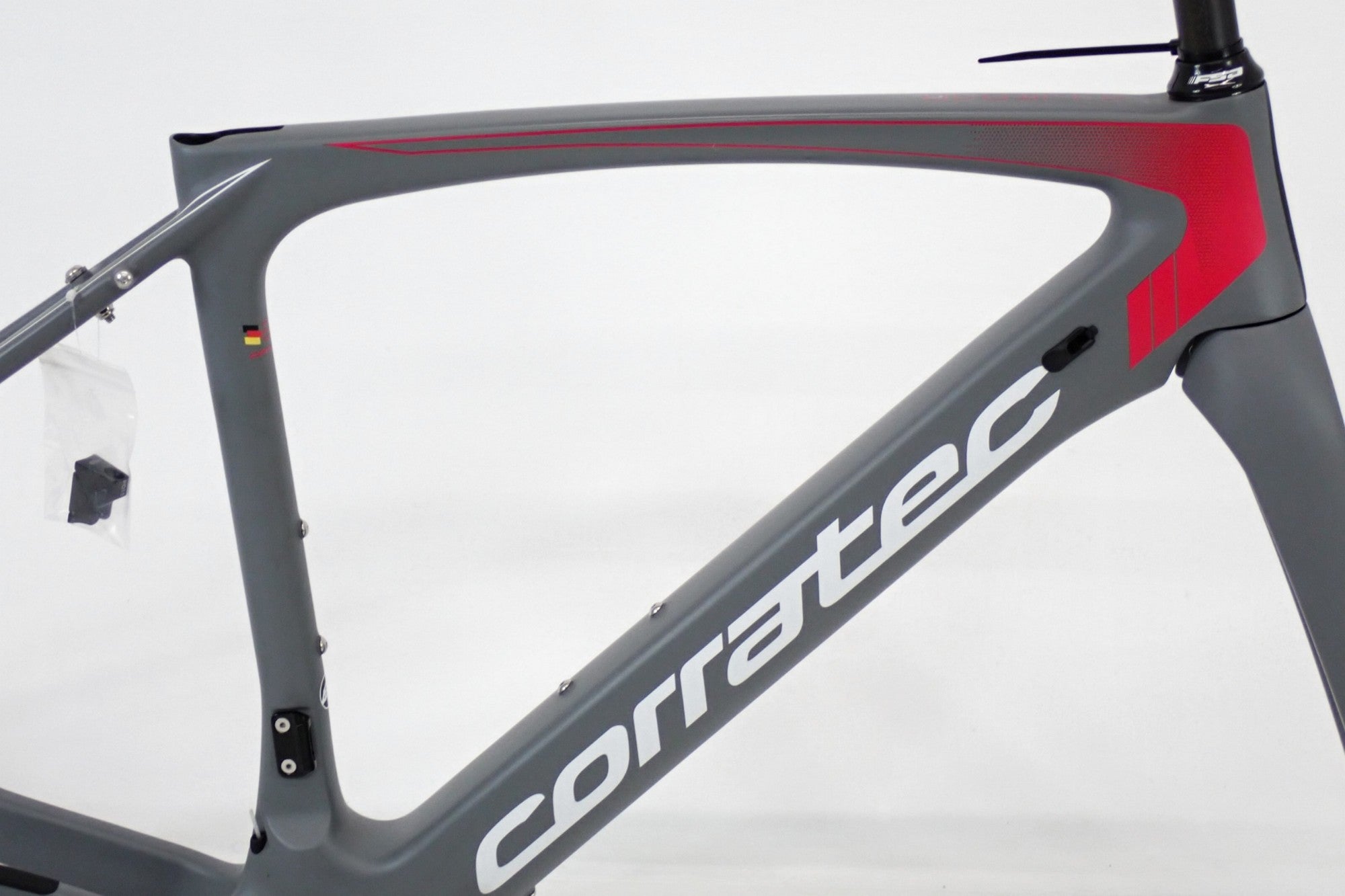 Corratec フルカーボンライトフレーム フルカーボンフレームにDi2搭載してこの価格？スタッフも思わず二度見