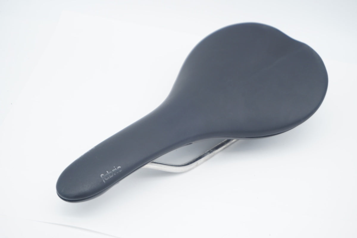 FABRIC 「ファブリック」 SCOOP SHALLOW FLAT サドル / 滋賀大津店