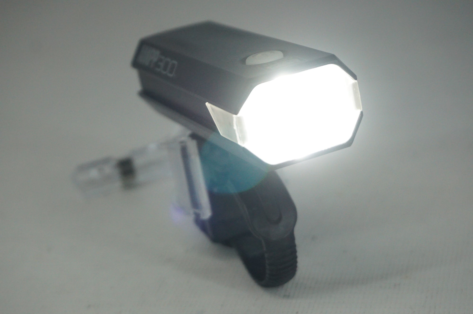 CATEYE 「キャットアイ」 AMPP300 フロントライト / 阪急塚口店