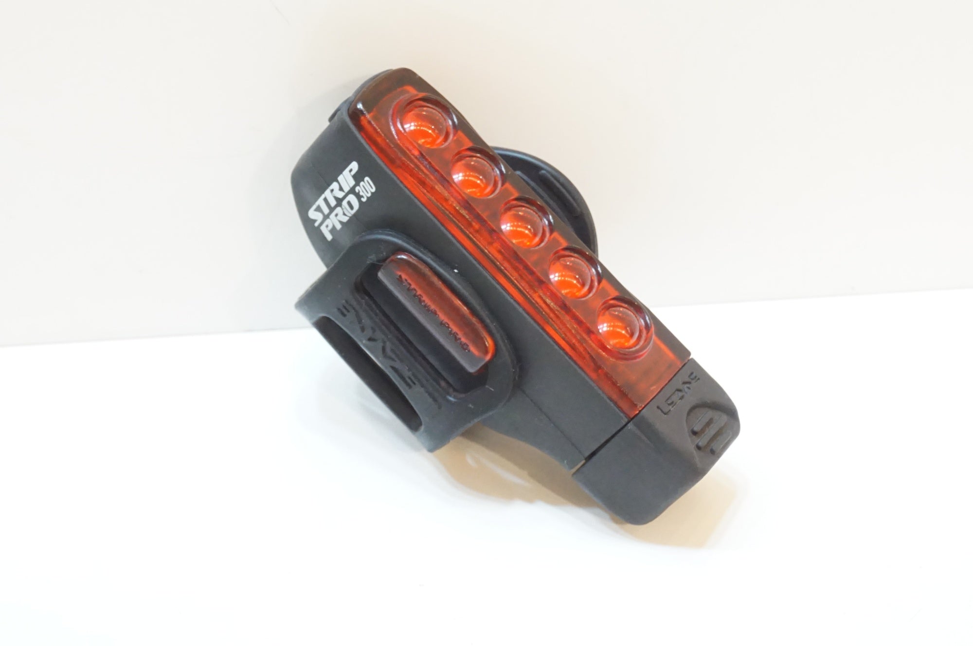 LEZYNE 「レザイン」 STRIP DRIVE PRO 300 リアライト / 浦和ベース