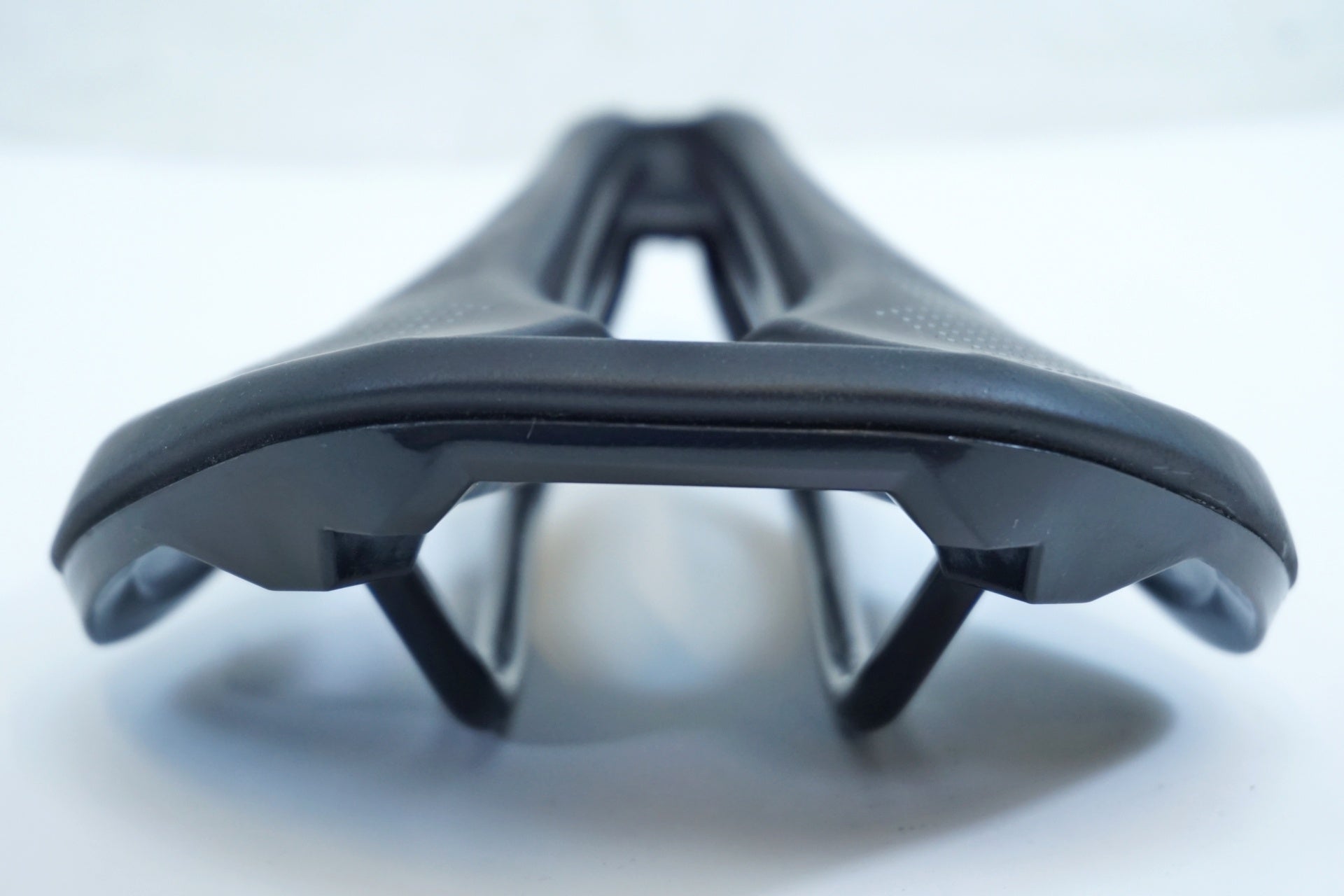 TNI 「ティーエヌアイ」 COMFORT FLY サドル / 有明ガーデン店