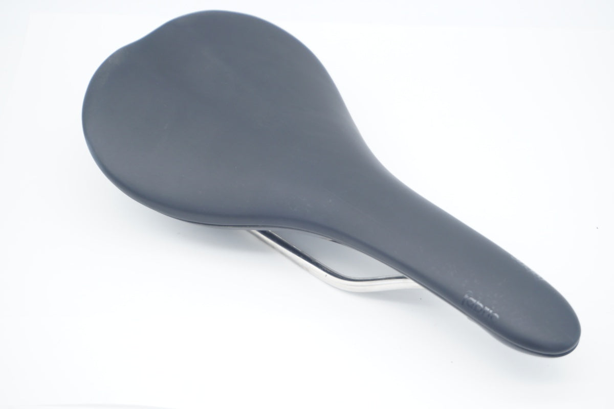 FABRIC 「ファブリック」 SCOOP SHALLOW FLAT サドル / 滋賀大津店