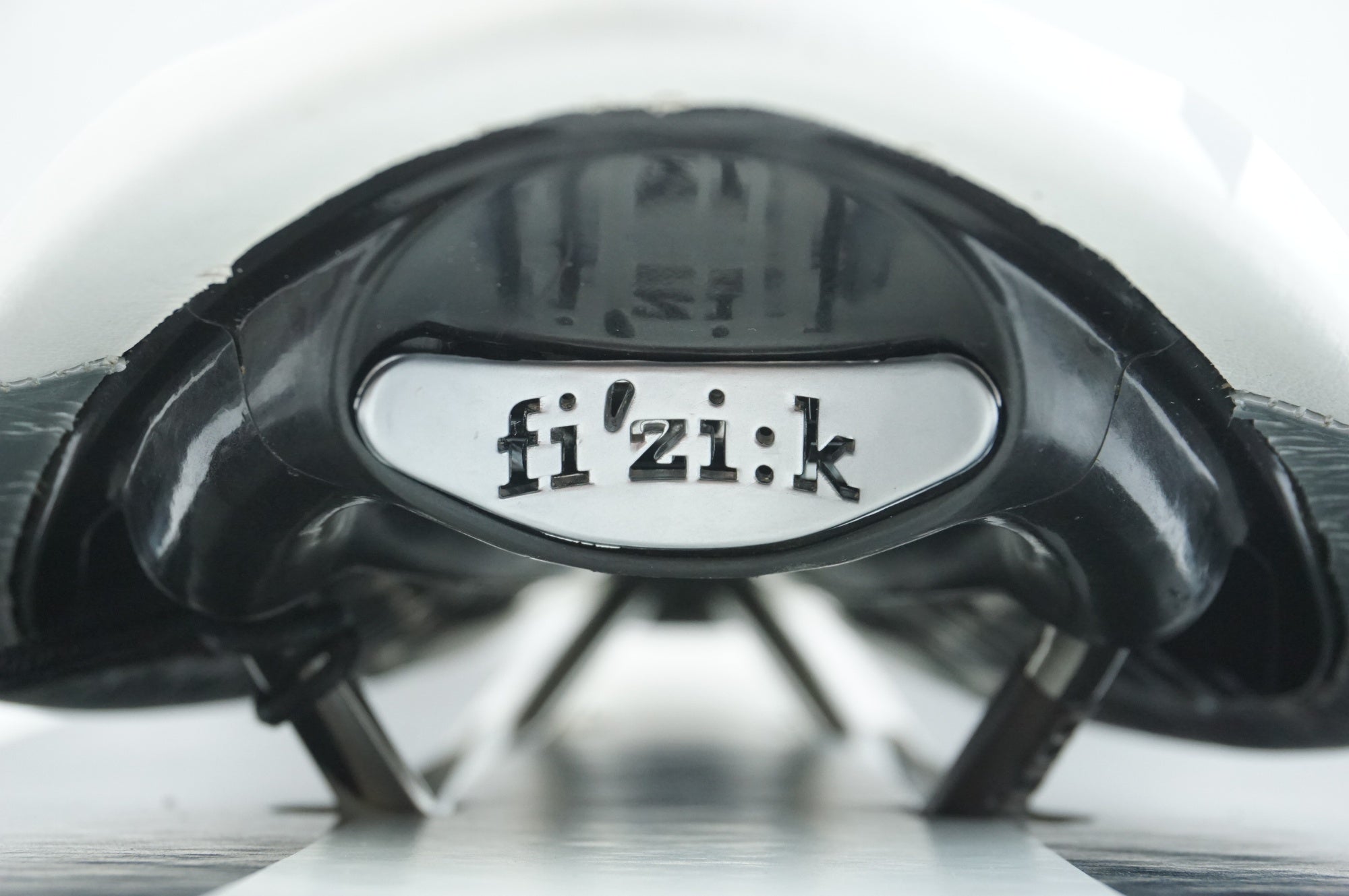 FIZIK 「フィジーク」 ALIANTE VERSUS K:IUM 239g サドル / 中目黒店