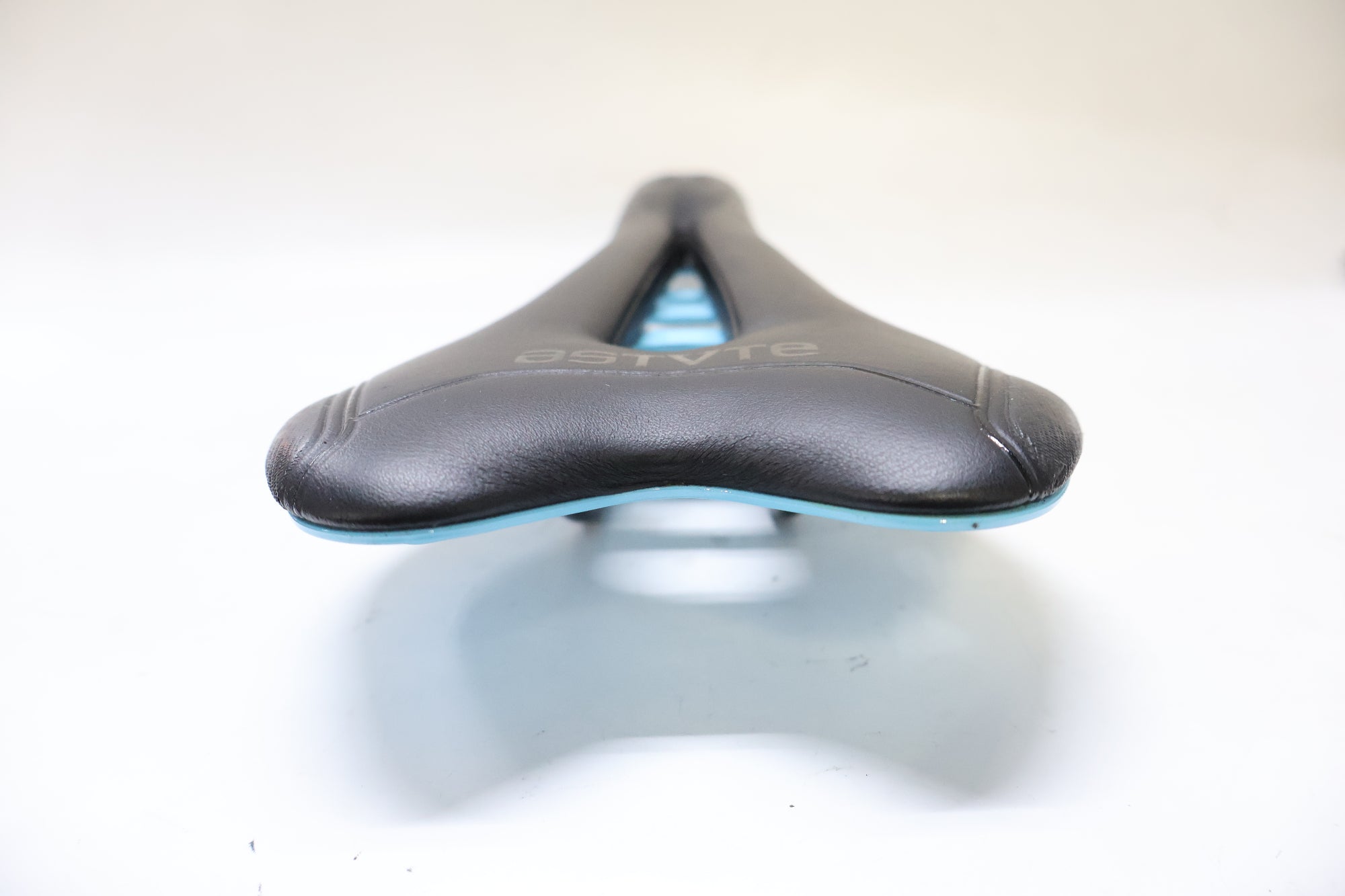 ASTVTE 「アスチュート」 SKYLINE VT サドル / 高知店