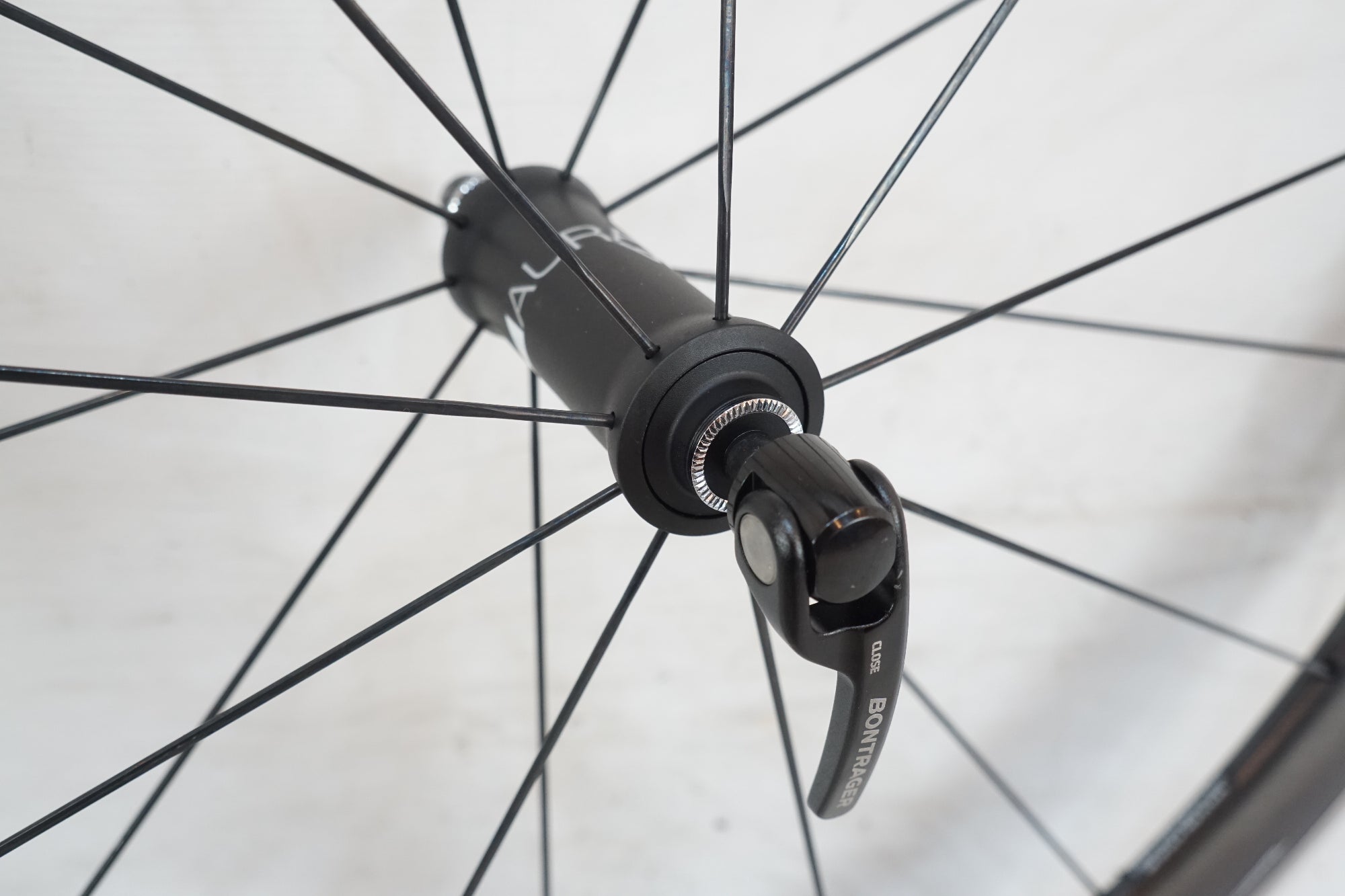 BONTRAGER 「ボントレガー」 AURA5 シマノ11速 ホイールセット / バイチャリ浦和ベース