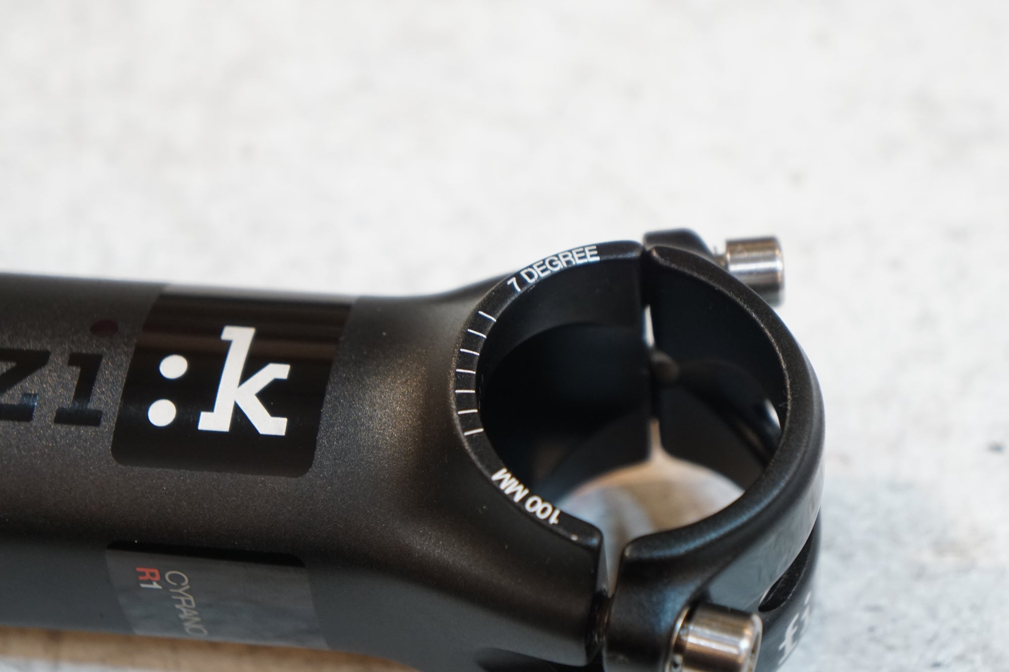 FIZIK 「フィジーク」 CYRANO STEM R1 φ31.8 100mm 7° ステム