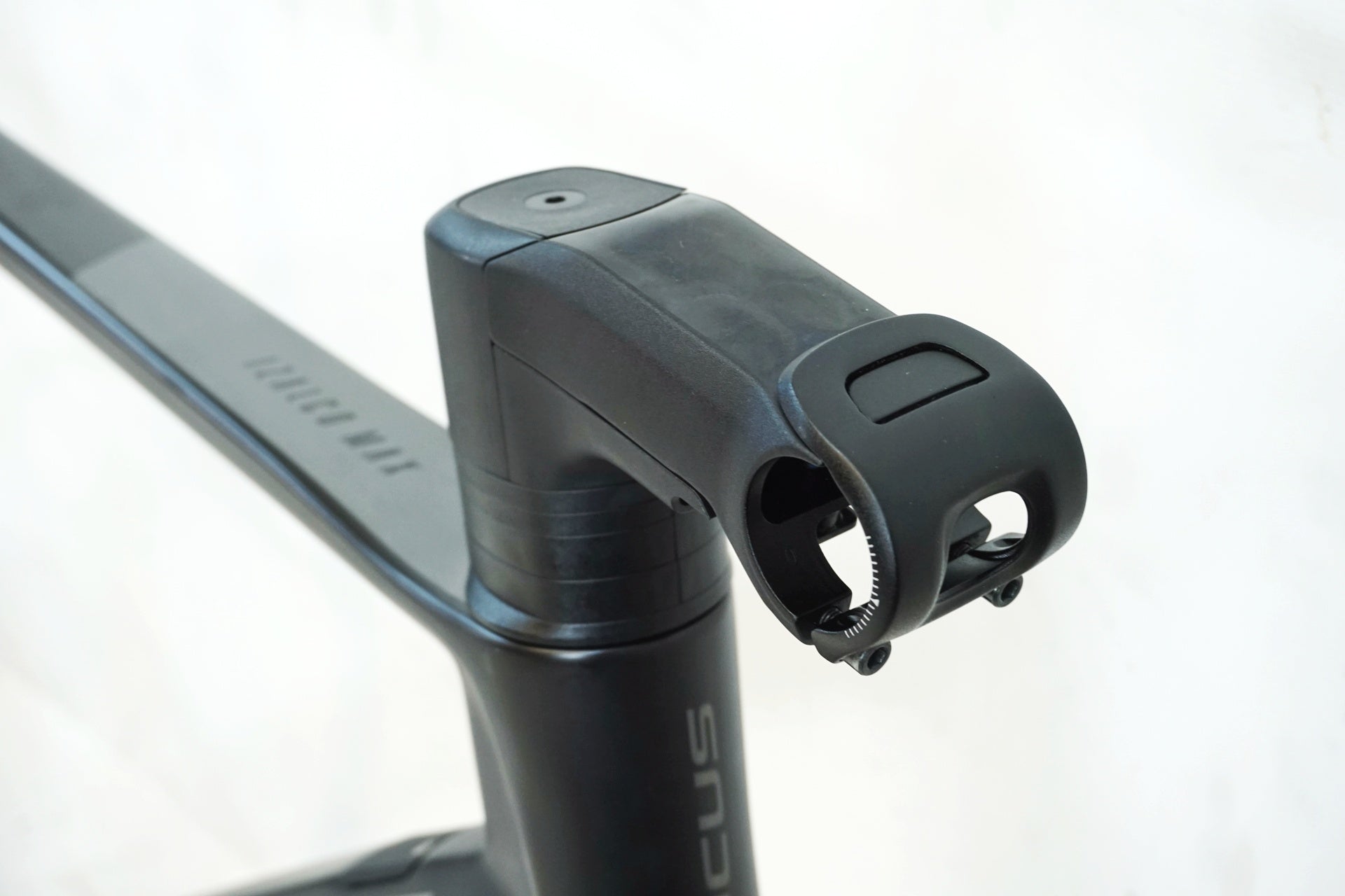 FOCUS 「フォ-カス」 IZALCO MAX DISC 9 2022年モデル フレームセット