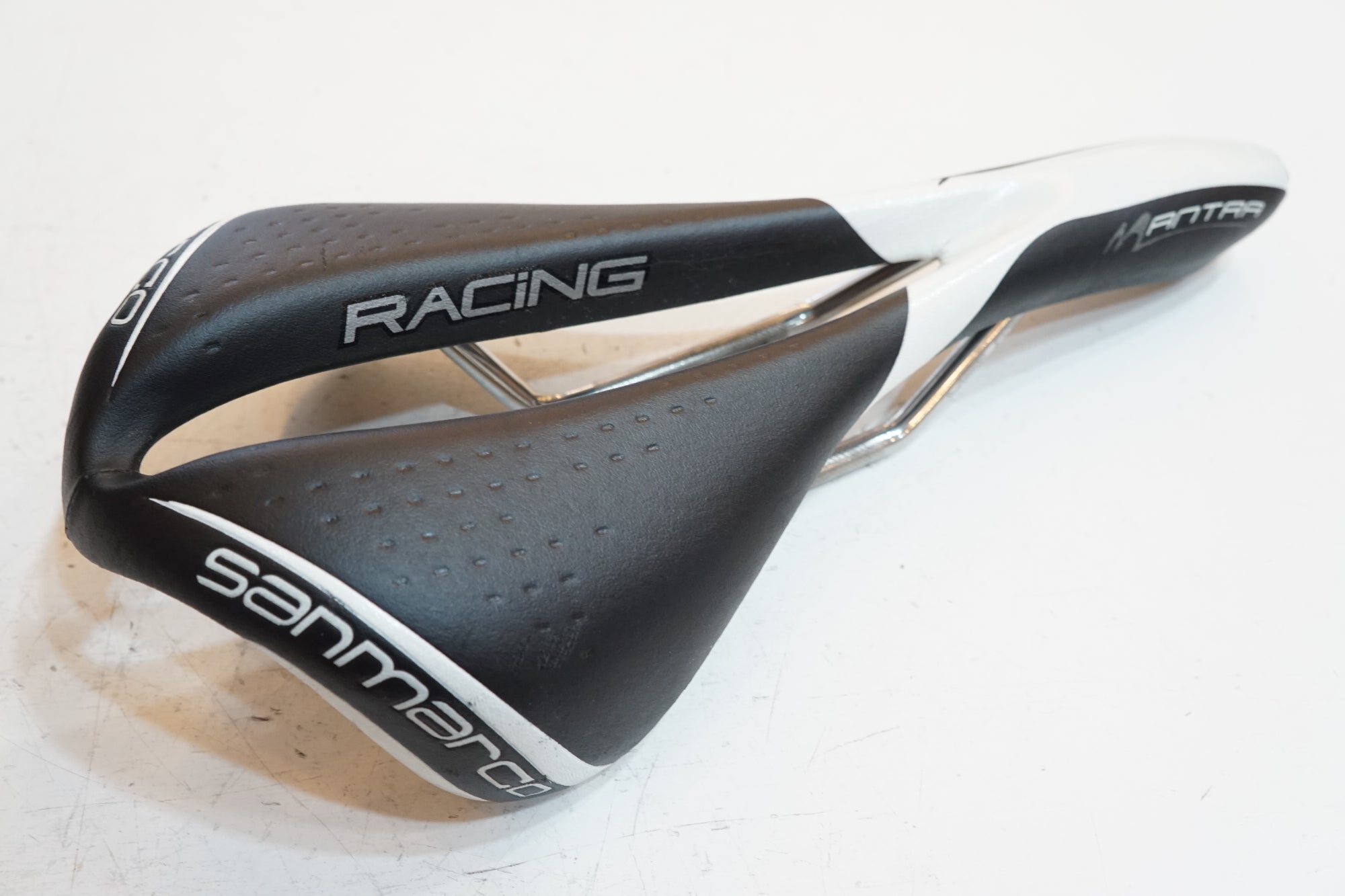 SAN MARCO 「サン マルコ」 MANTRA RACING NARROW サドル / バイチャリ浦和ベース