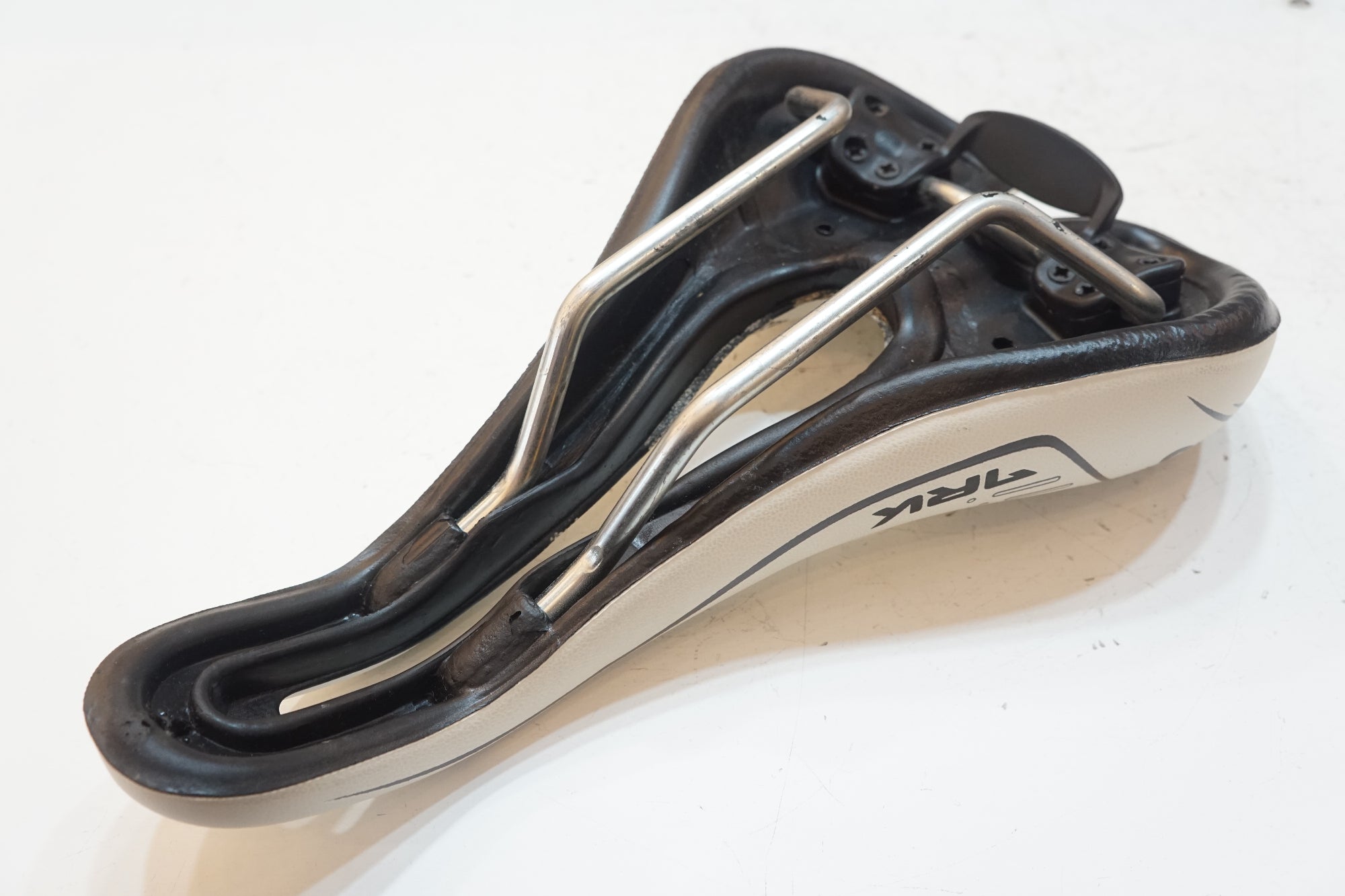 SELLE SMP 「セラ エスエムピー」 TRK サドル / バイチャリ浦和ベース