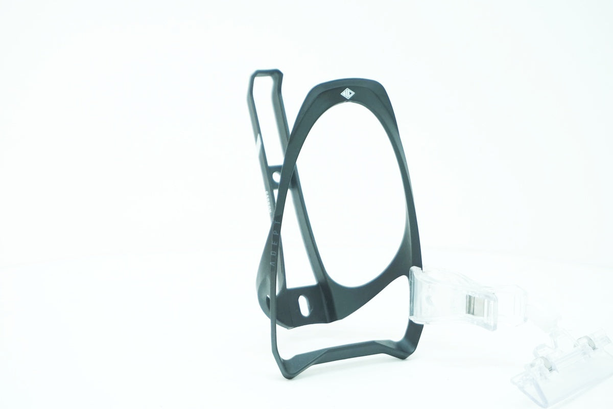 ADEPT 「アデプト」 CARBON FIBER ボトルケージ / 大阪美原北インター店