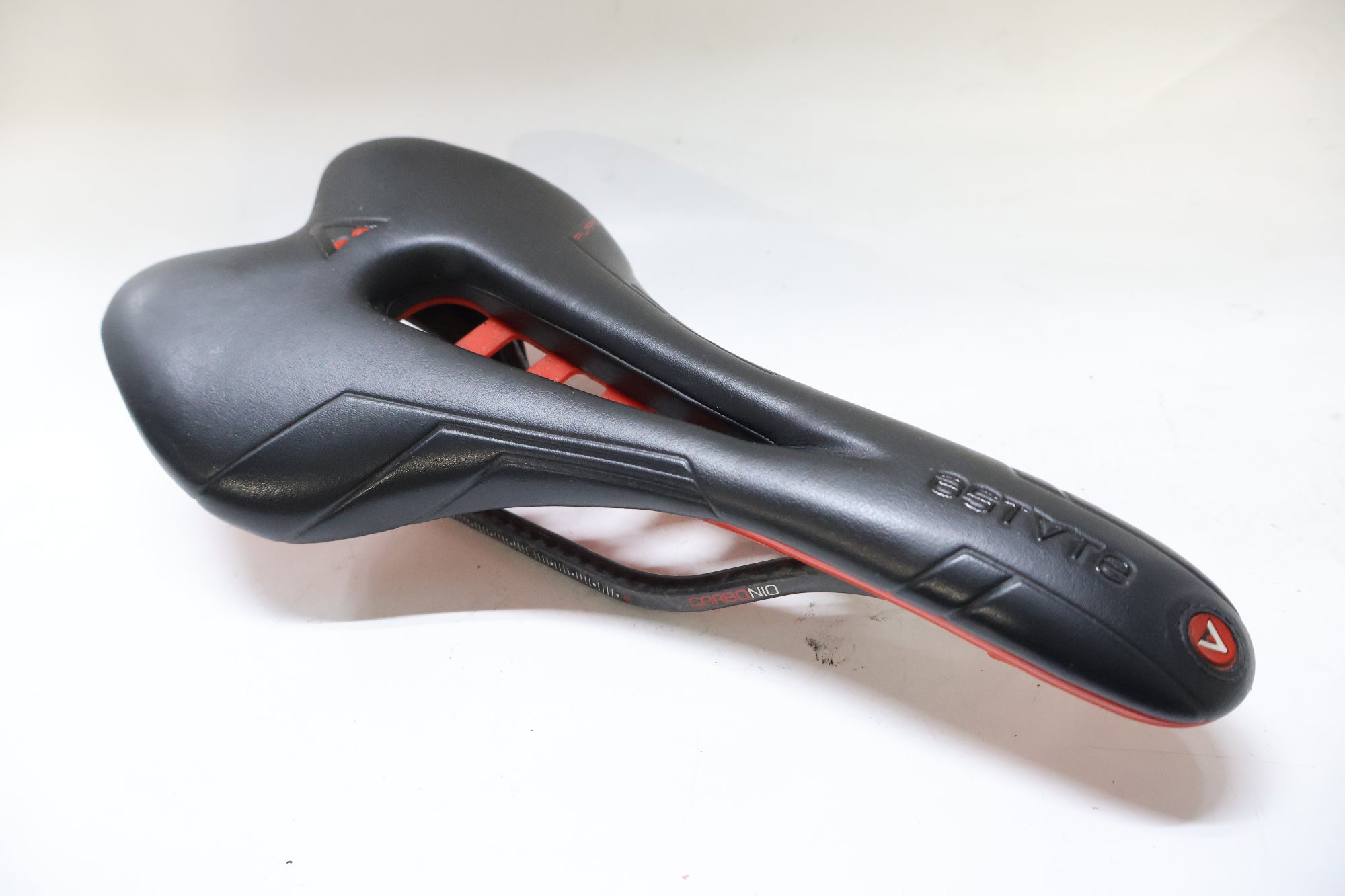 ASTUTE 「アスチュート」 SKYLITE VT 3.0 PILARGA カーボンレールサドル / 高知店