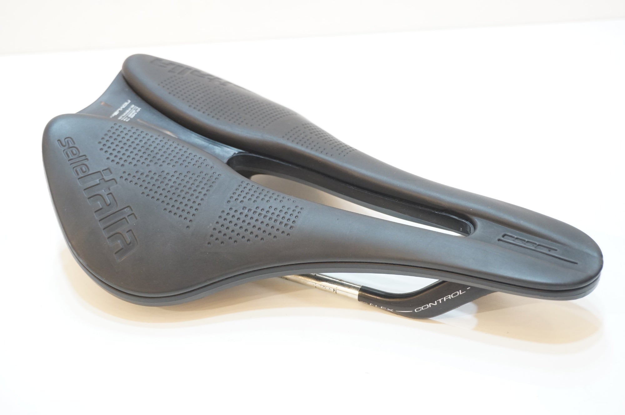 SELLE ITALIA 「セライタリア」 NOVUS BOOST EVO サドル/ 浦和ベース