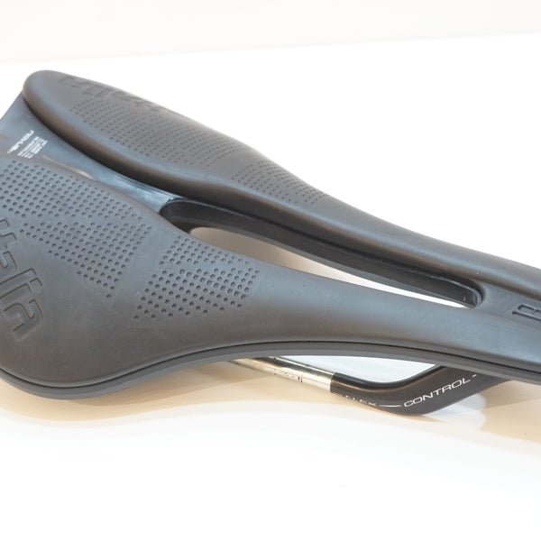 SELLE ITALIA 「セライタリア」 NOVUS BOOST EVO サドル/ 浦和ベース