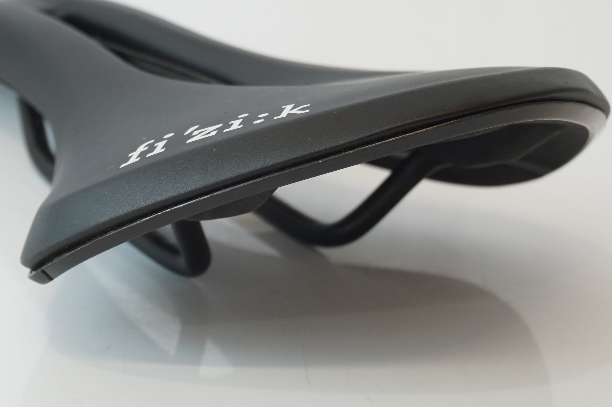 Fizik(フィジーク) サドル ALIANTE TEMPO R1 カーボンレール