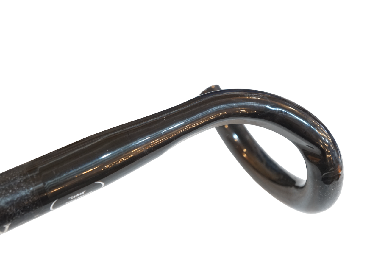 TNI 「ティーエヌアイ」 SUPER SHALLOW CARBON φ31.8 400mm ハンドル / バイチャリ浦和ベース