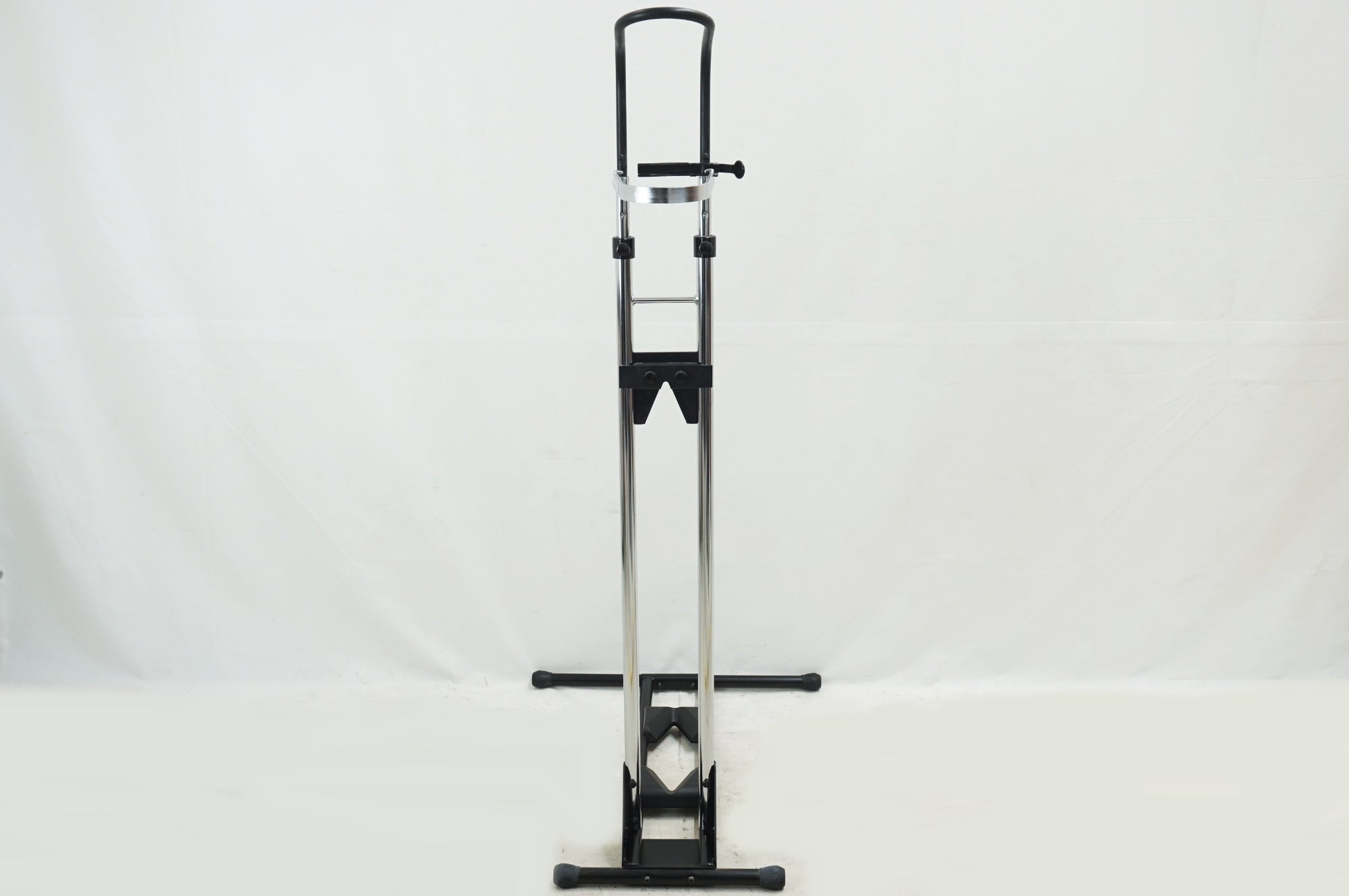 IWA 「アイダブルエー」 A01V SPECIAL ディスプレイスタンド / 福岡店