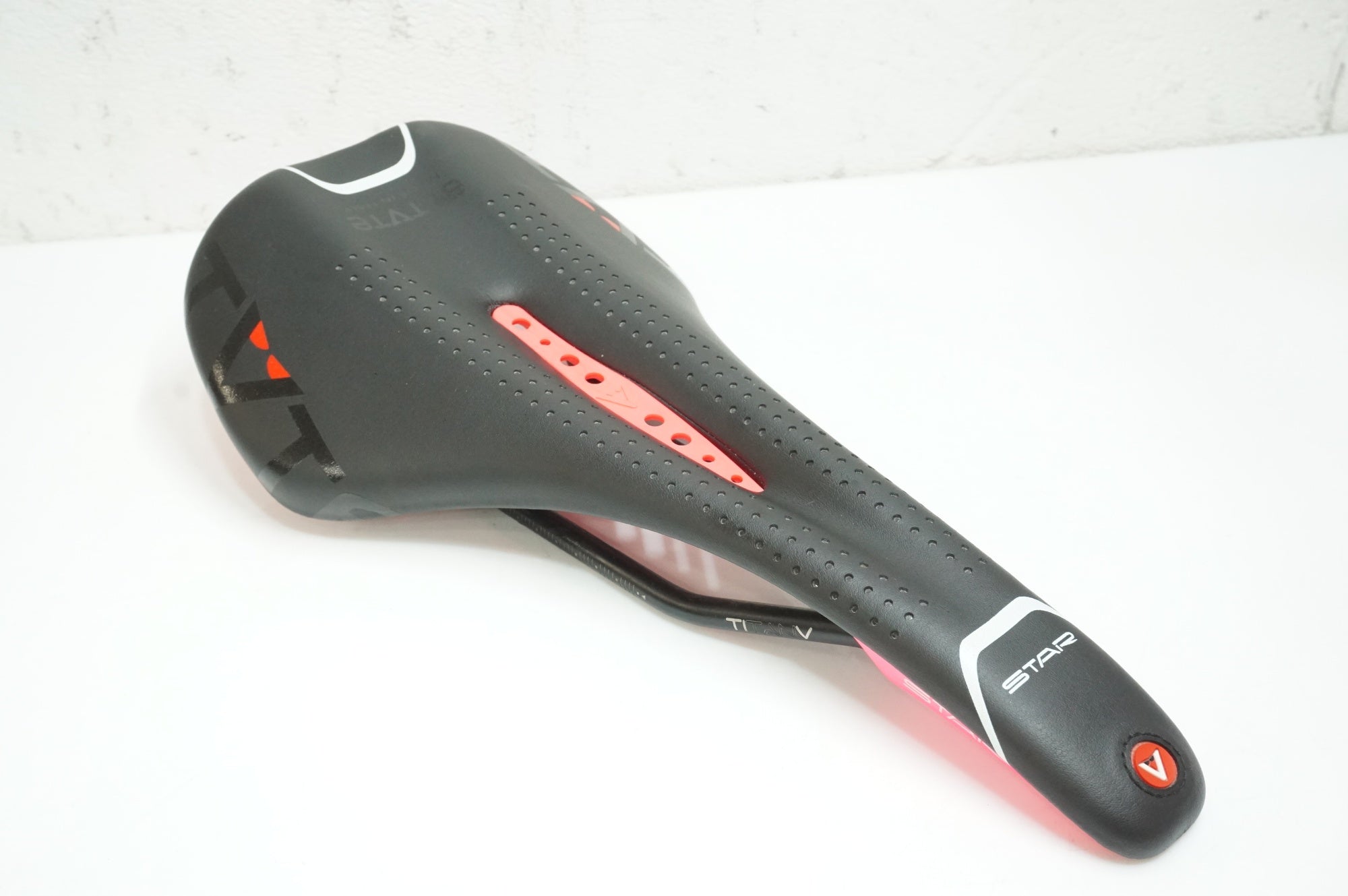 ASTUTE 「アスチュート」 STAR LINE VT サドル / 大宮店